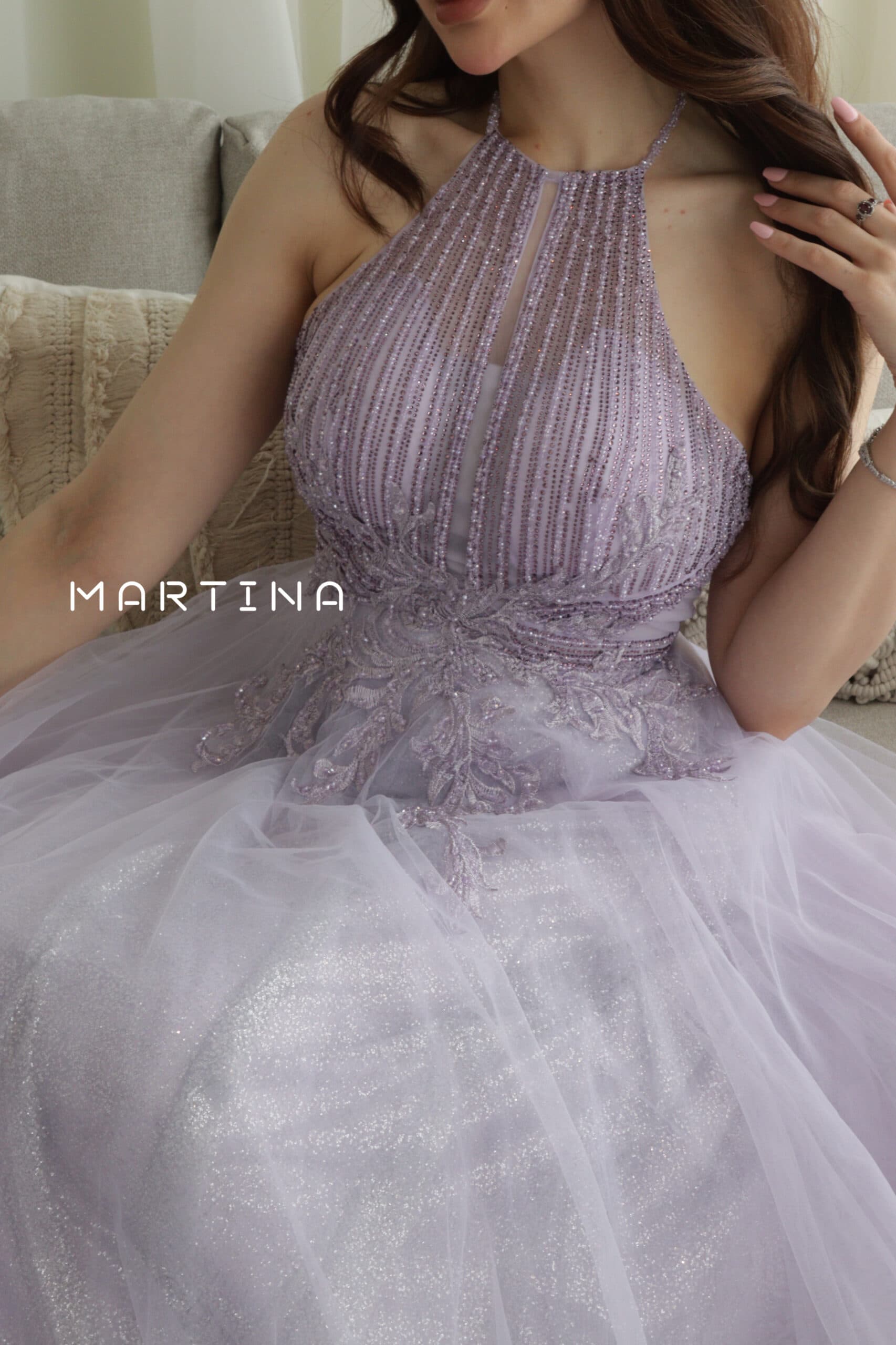 فستان سهرة أنيق بتشكيلة عنق جذابة