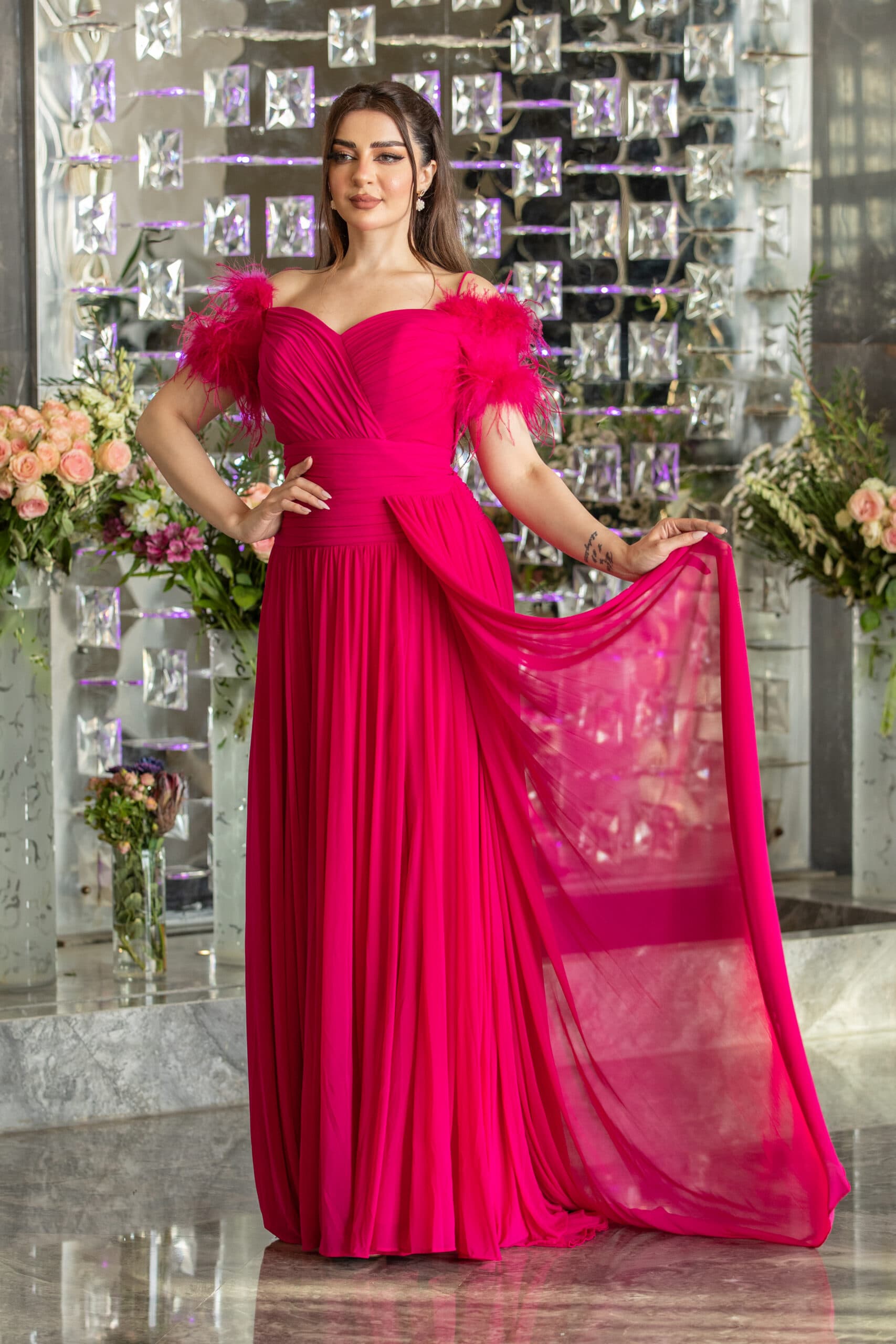 فستان سهرة طويل بريش على الاكمام