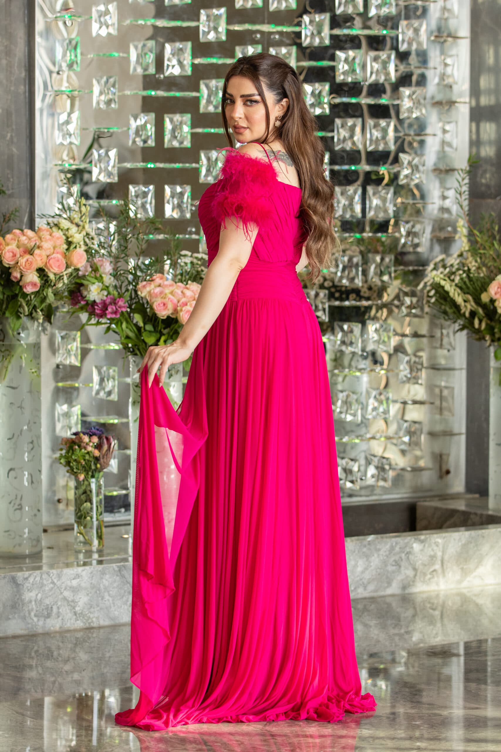 فستان سهرة طويل بريش على الاكمام