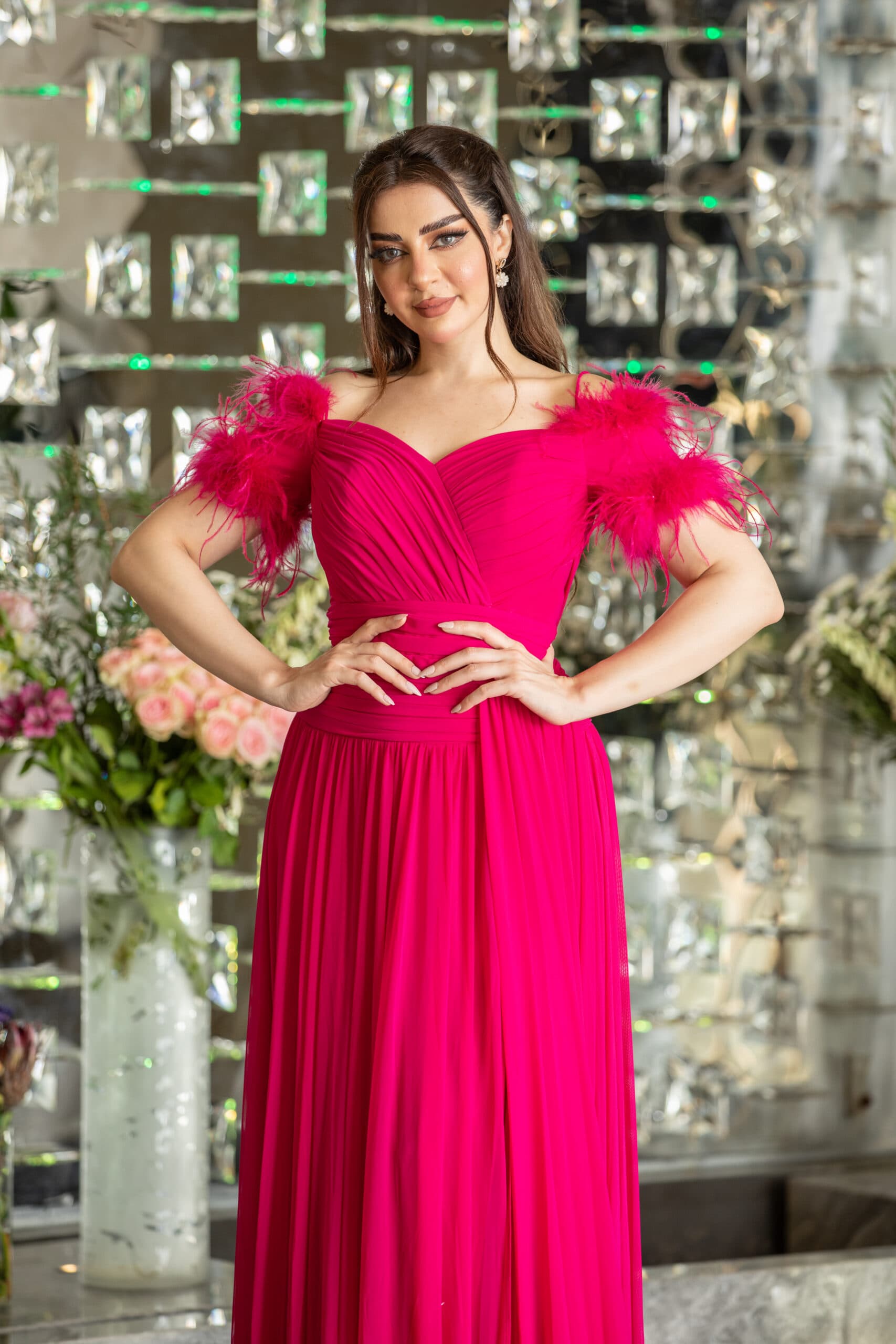 فستان سهرة طويل بريش على الاكمام