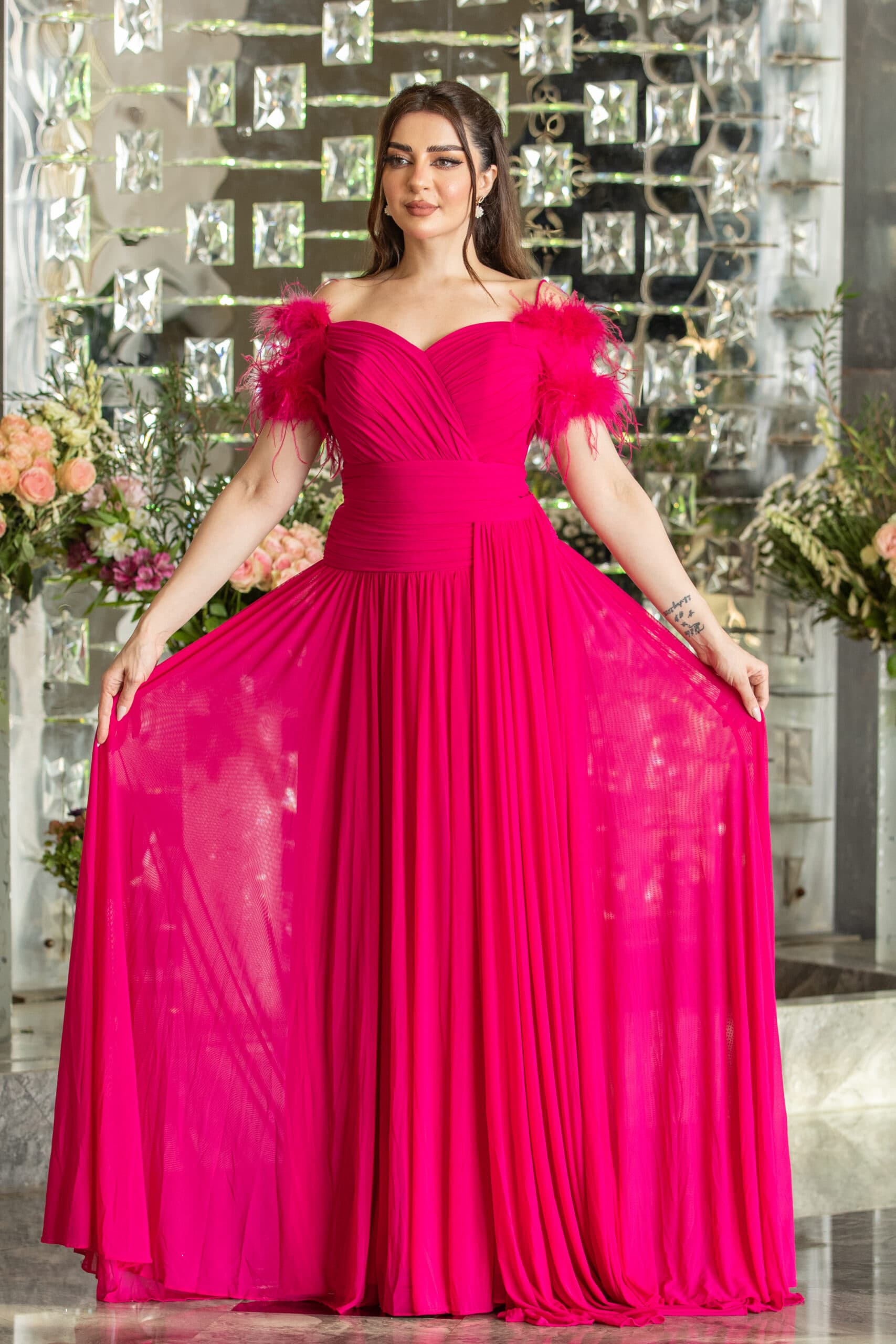 فستان سهرة طويل بريش على الاكمام