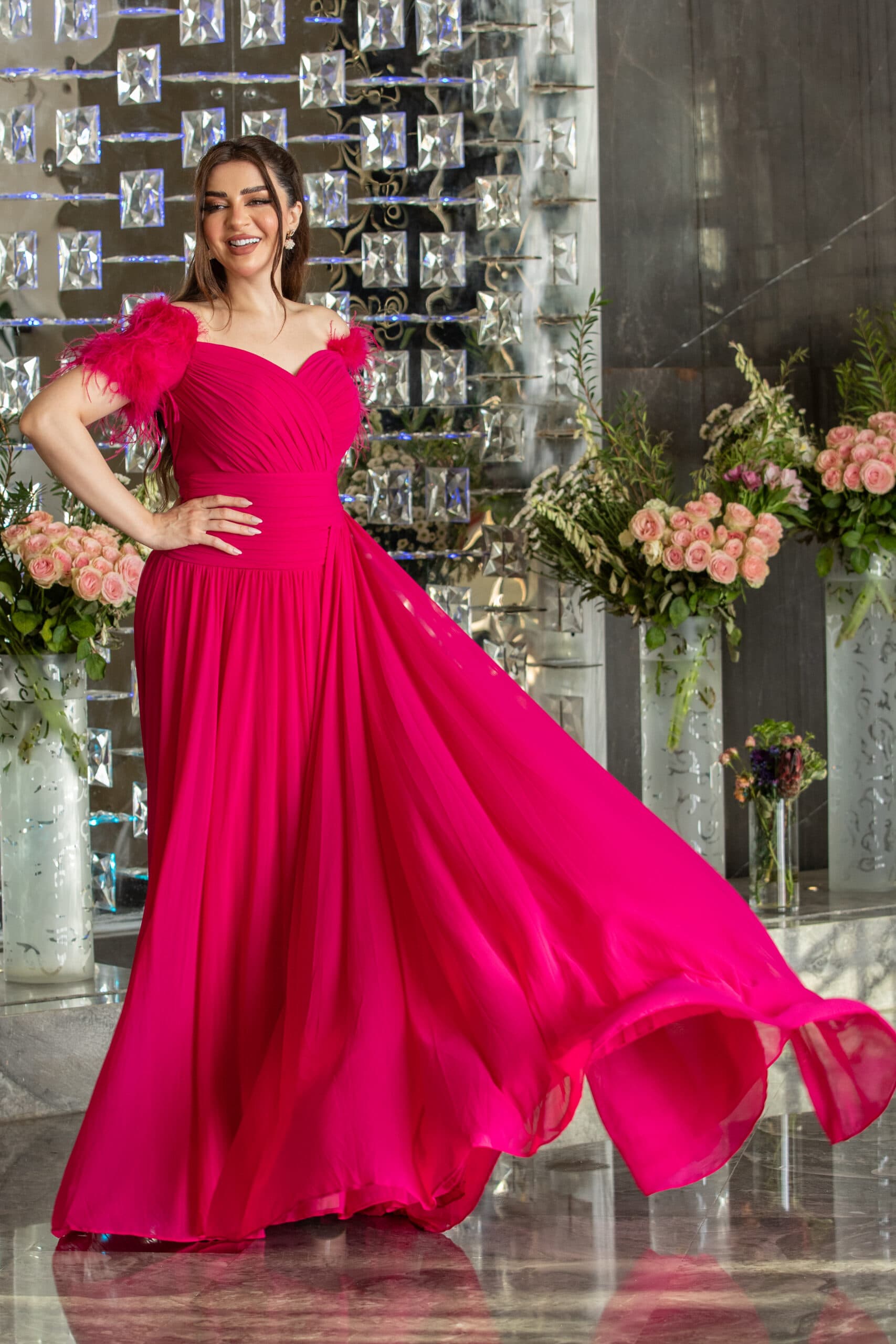 فستان سهرة طويل بريش على الاكمام