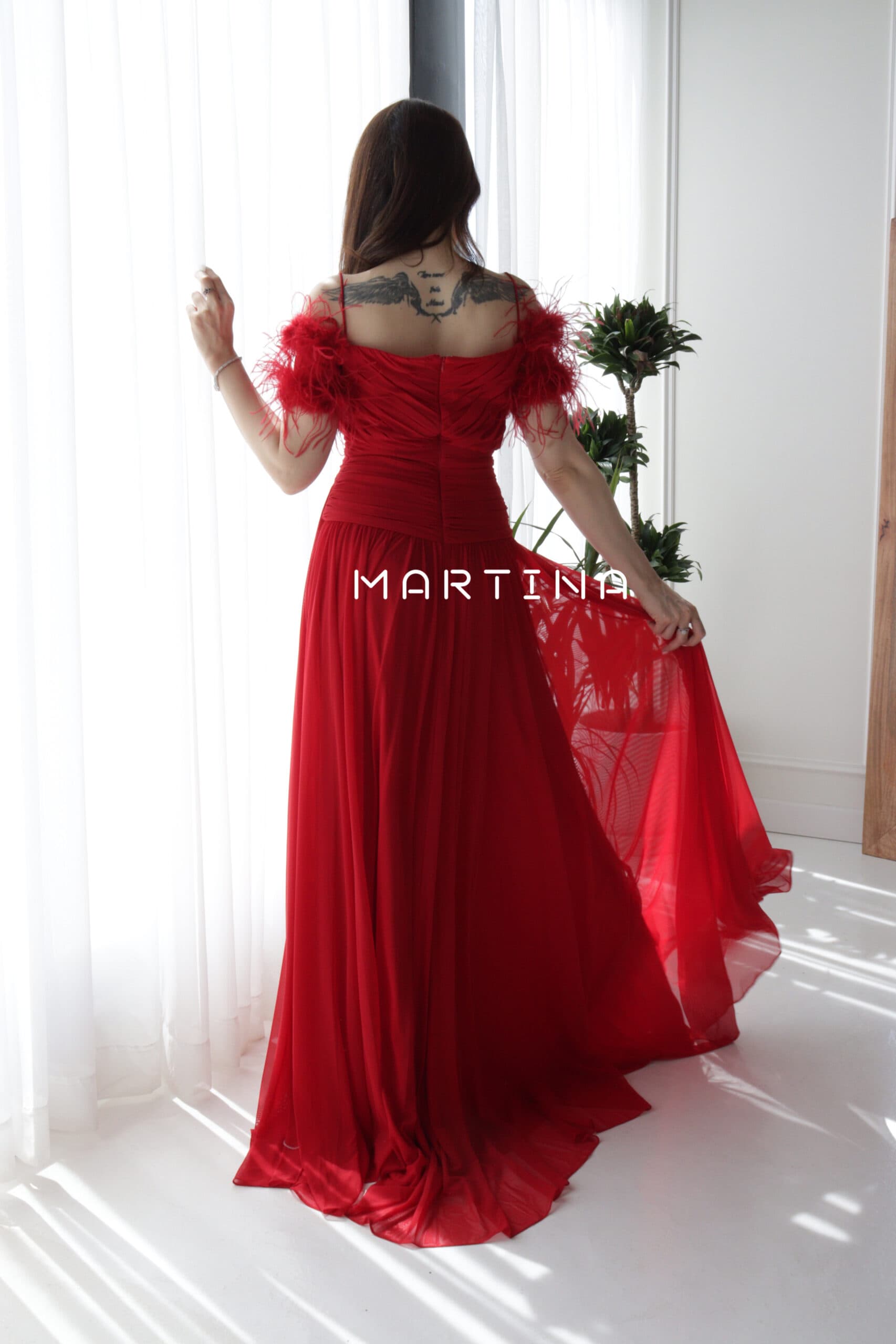 فستان سهرة طويل بريش على الاكمام