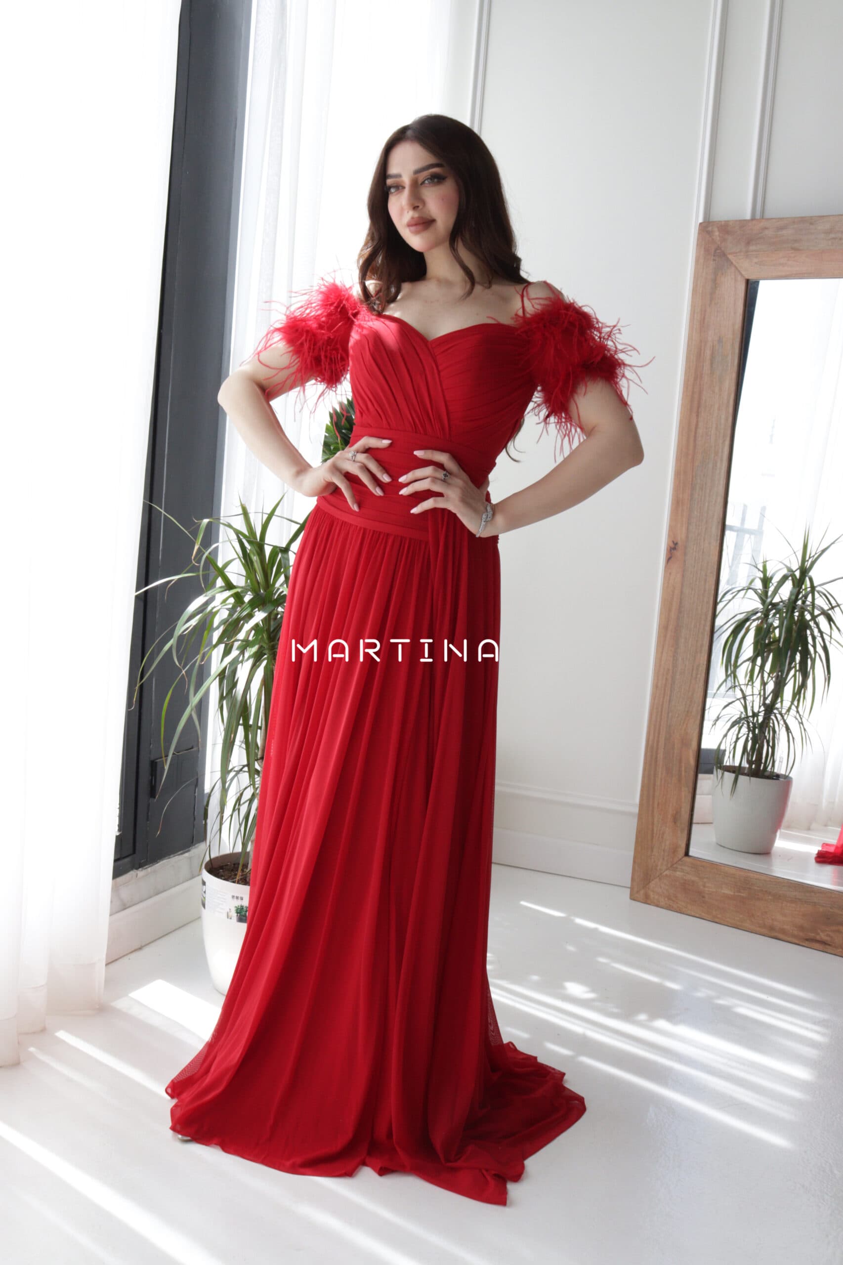 فستان سهرة طويل بريش على الاكمام