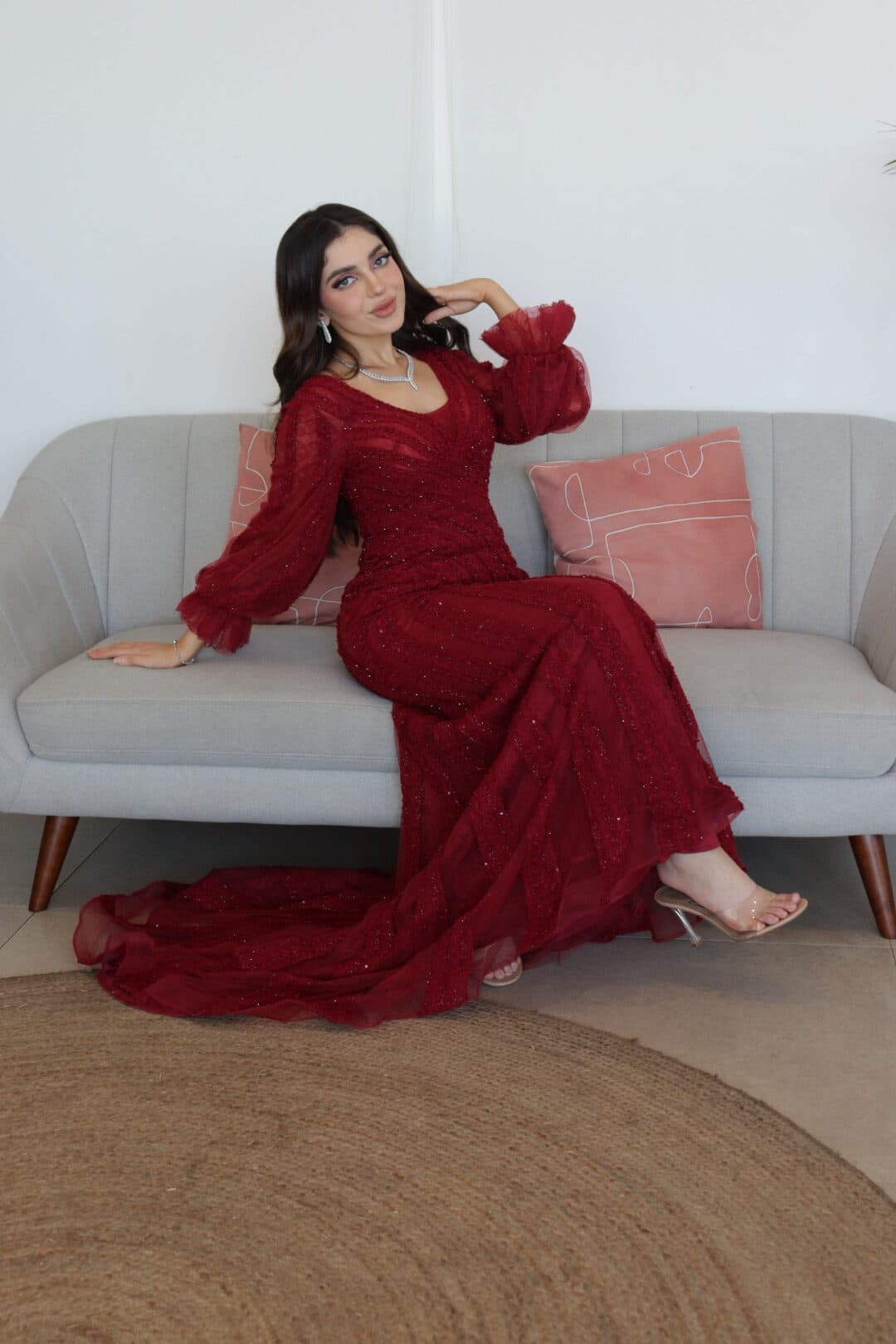 فستان سهرة بأكمام طويلة مطرز بخرز لامع