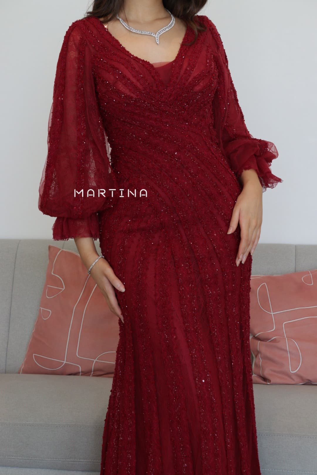 فستان سهرة بأكمام طويلة مطرز بخرز لامع