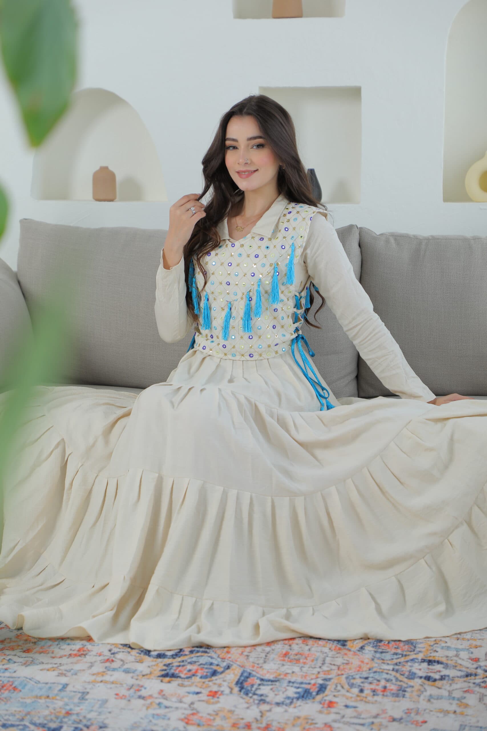 جلابية انيقة مزينة بخيوط زرقاء مع حزام ربط