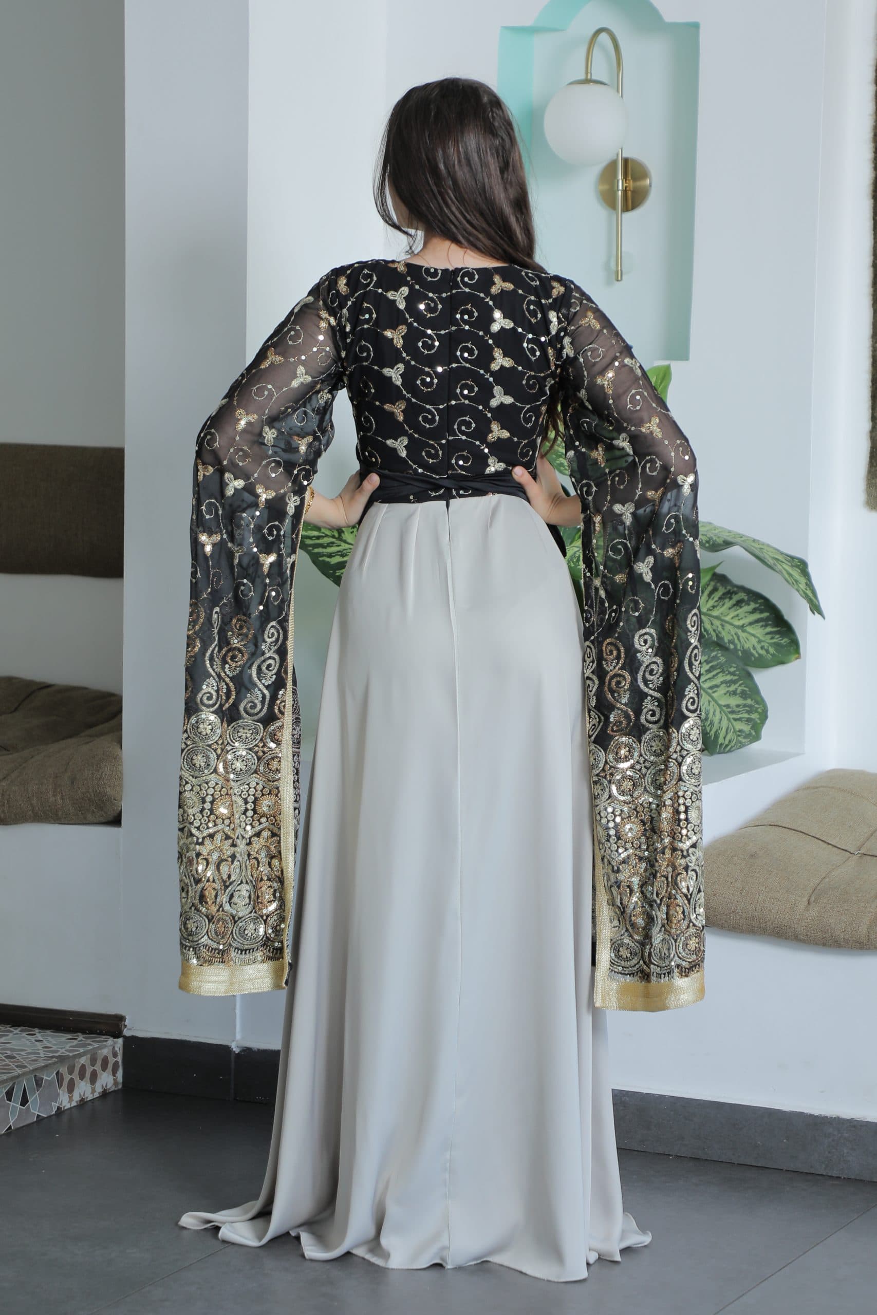 جلابيه باكمام منسدله وربطه على الخصر