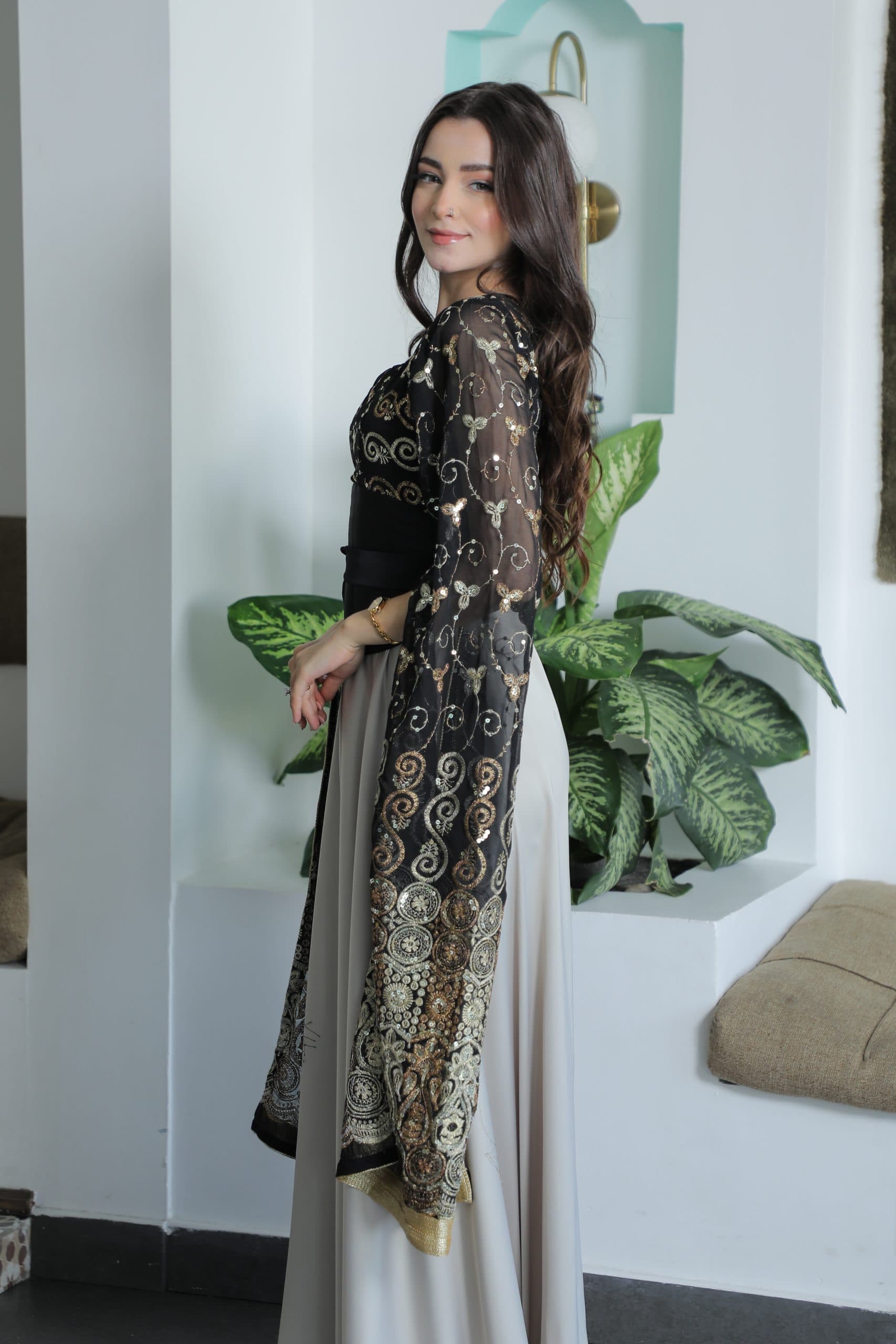 جلابيه باكمام منسدله وربطه على الخصر