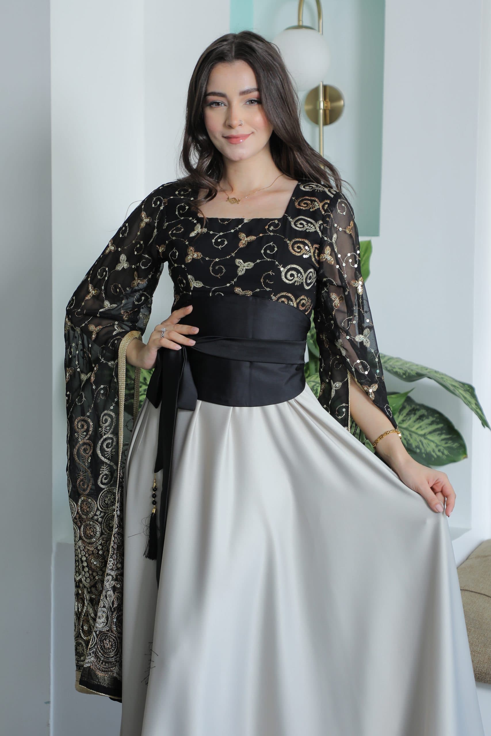 جلابيه باكمام منسدله وربطه على الخصر