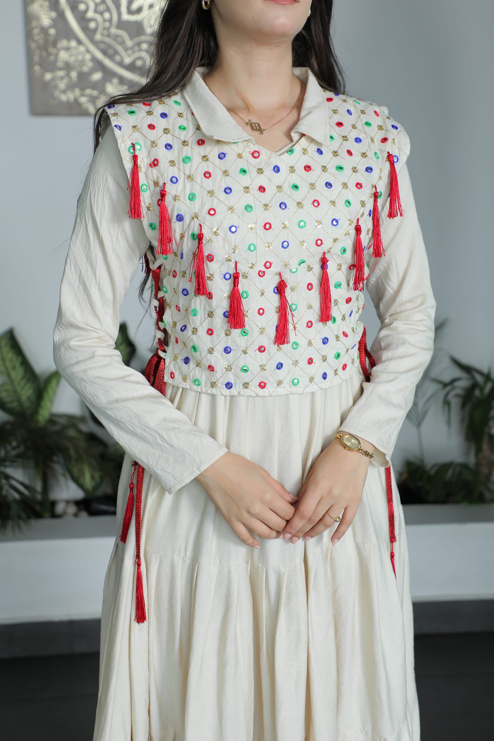 جلابية انيقة مزينة بخيوط زرقاء مع حزام ربط