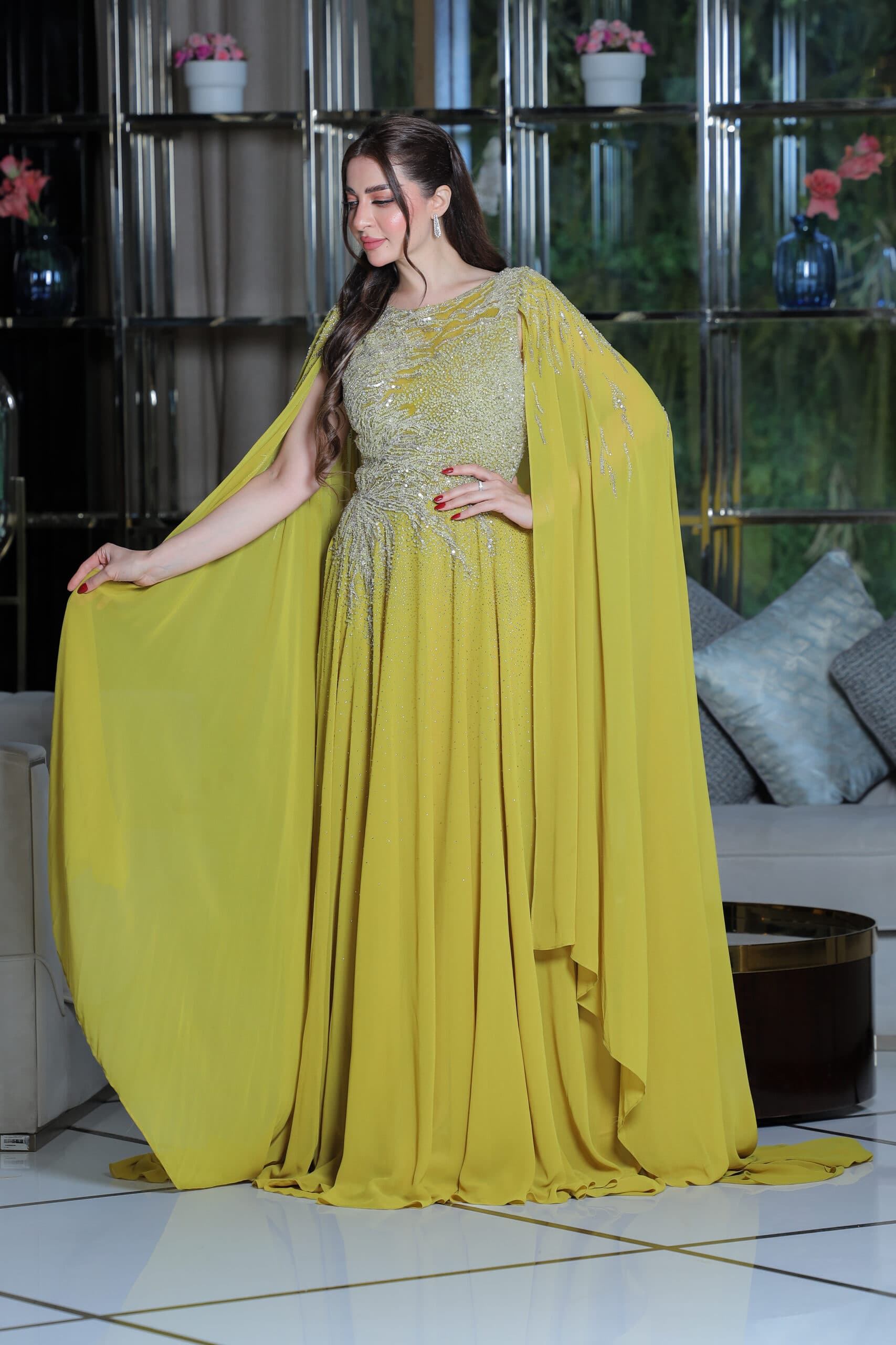 فستان سهرة من خامة الشيفون بتطريز ناعم واكمام الكيب