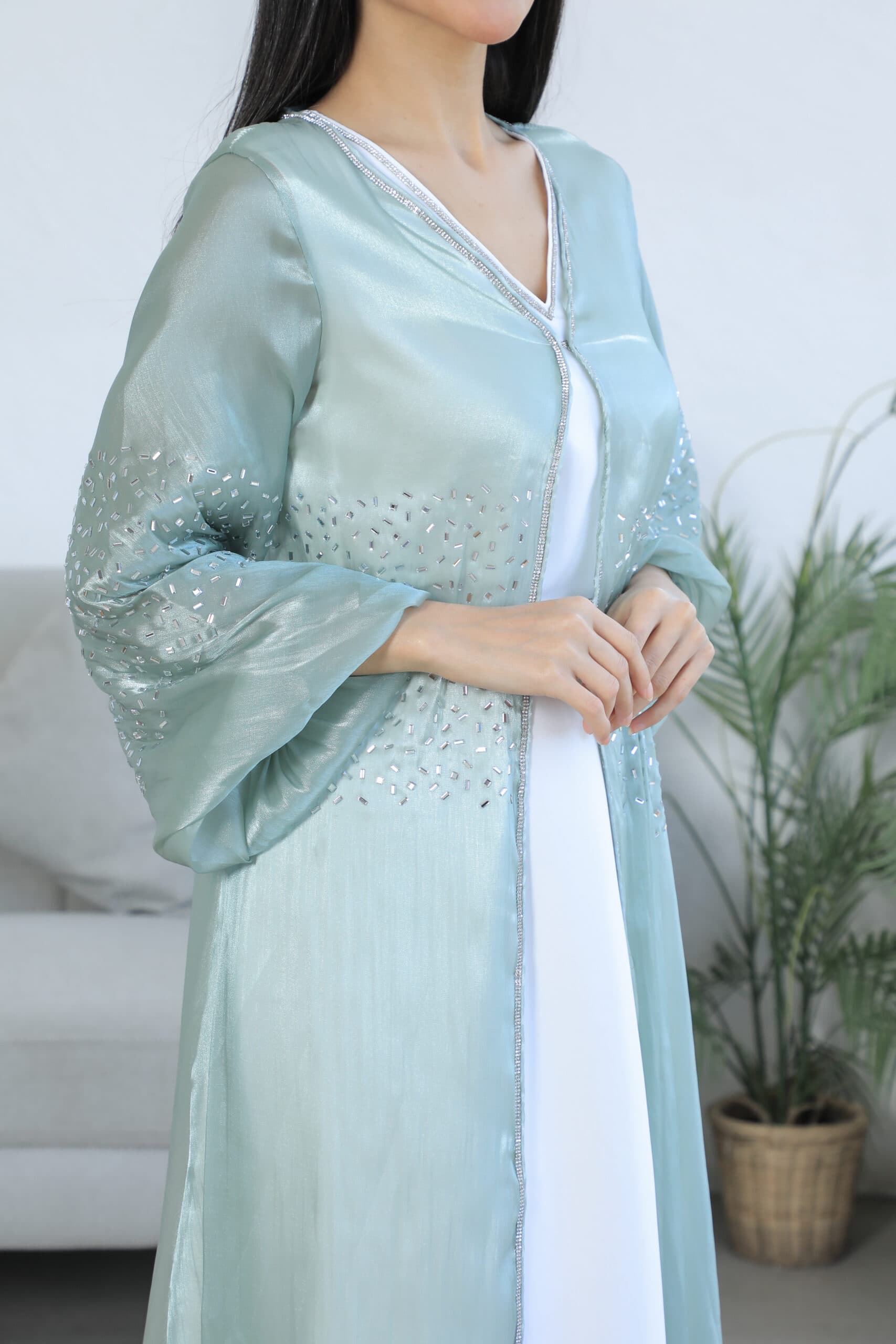 جلابيه مطرزه بتطريز ناعم مع حزام ع الخصر واكمام بف