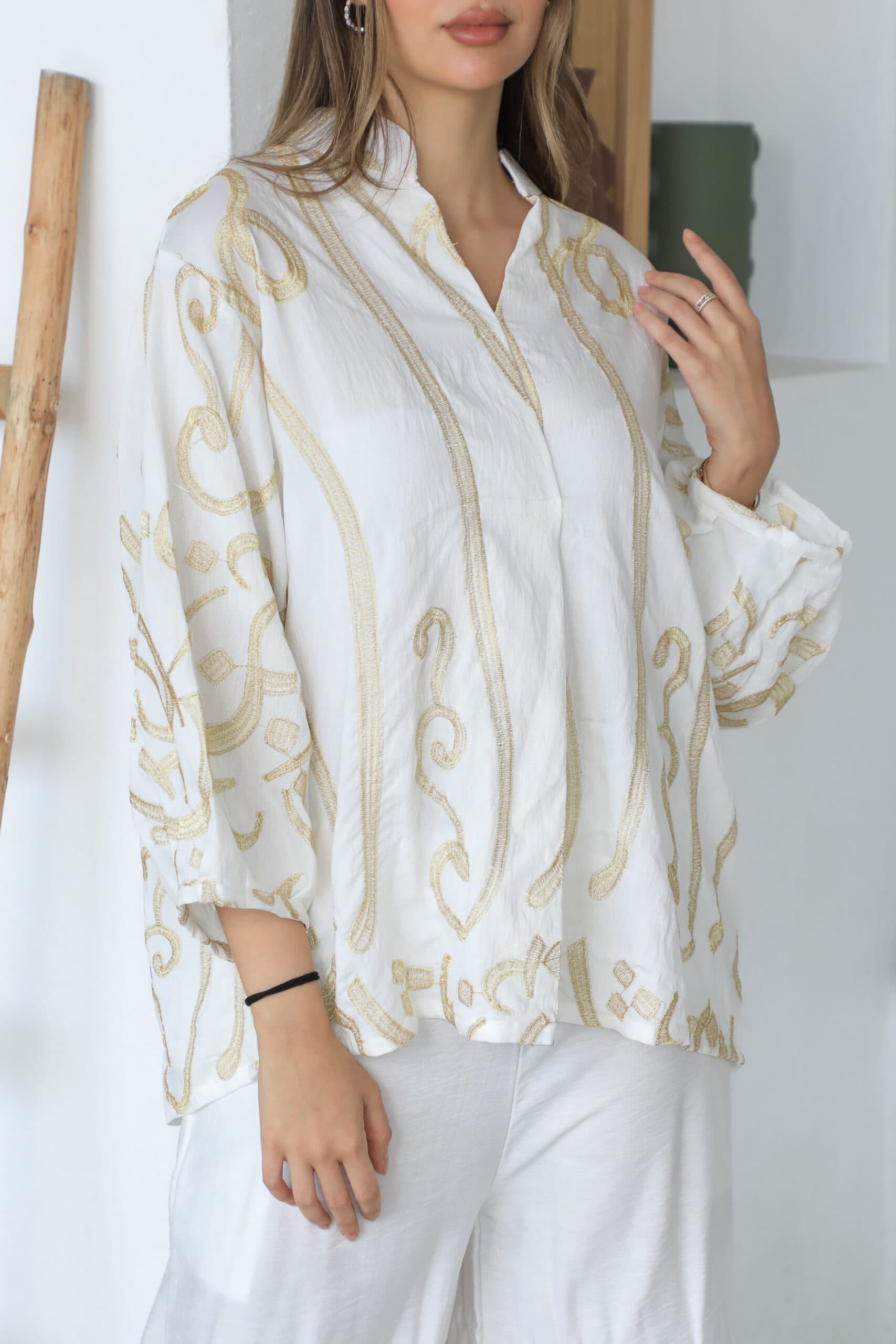 طقم بياقه عاليه مزخرفه بنقوش