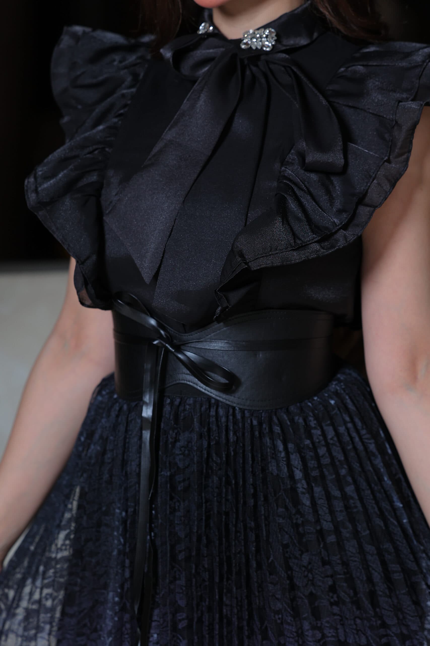 طقم تنورة من الدانتيل وبلوزة تتميز بربطة عنق