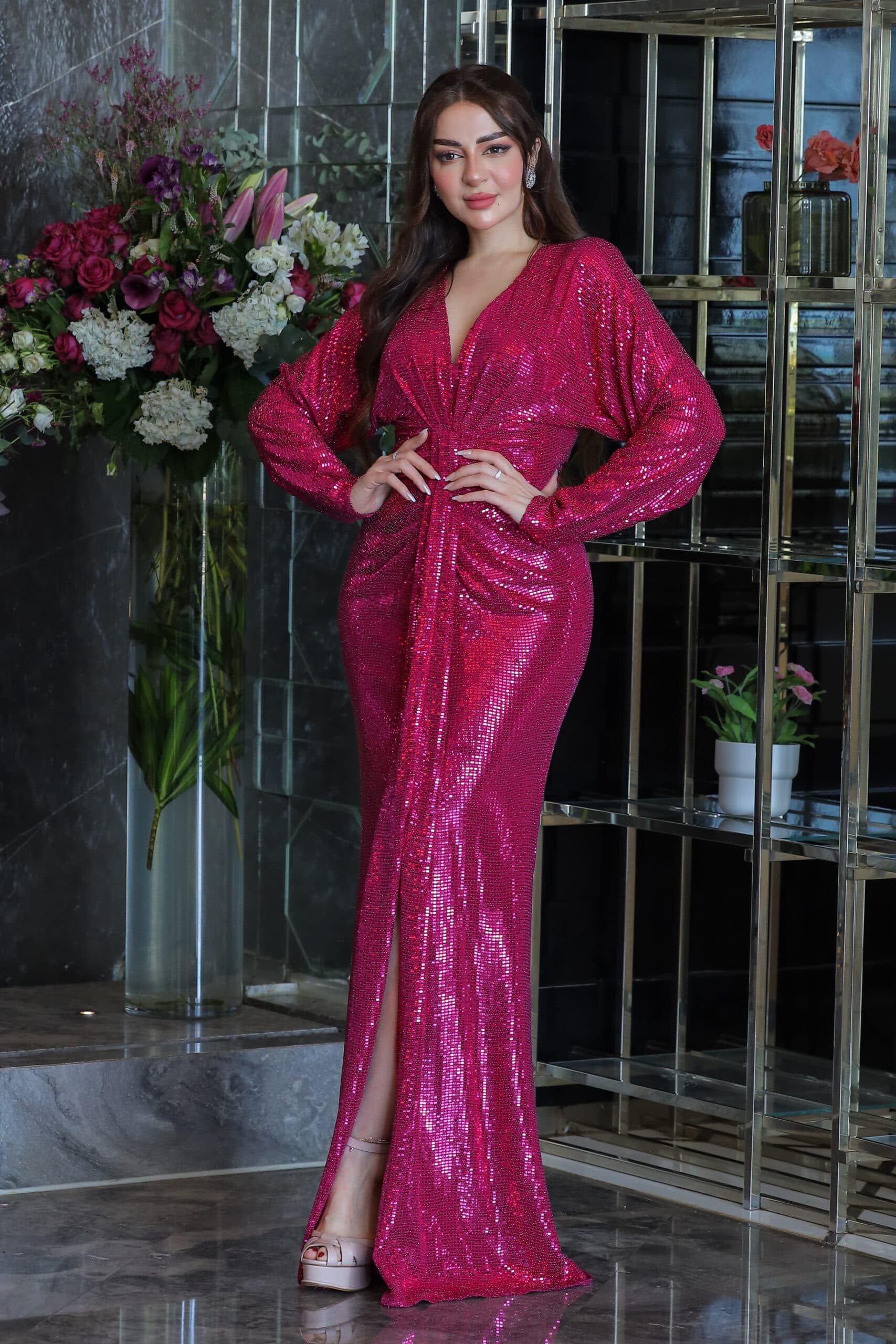 فستان سهرة باكمام طويلة وقصه ساق بلون ساحر