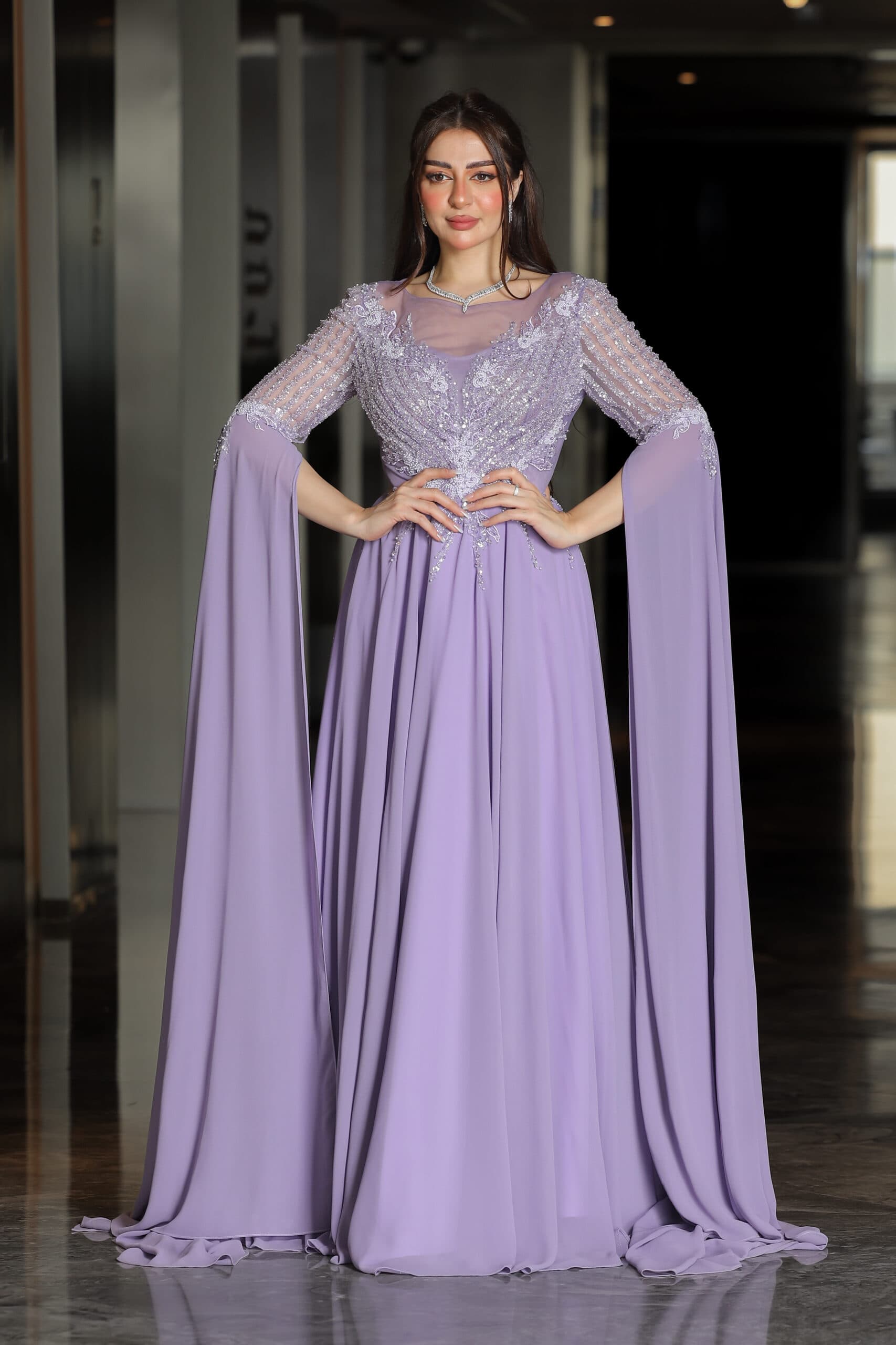 فستان سهرة طويل بأكمام الكيب بتطريز فخم وناعم