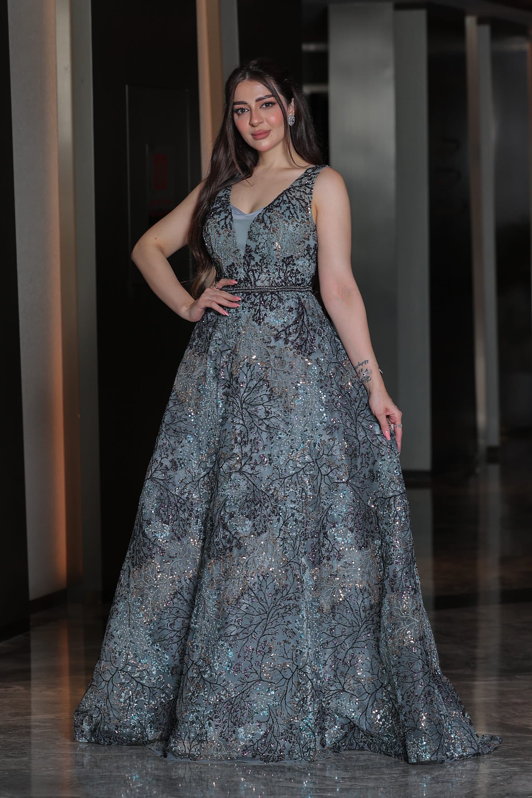 فستان سهرة كلوش مطرز تشجير مع بطانه