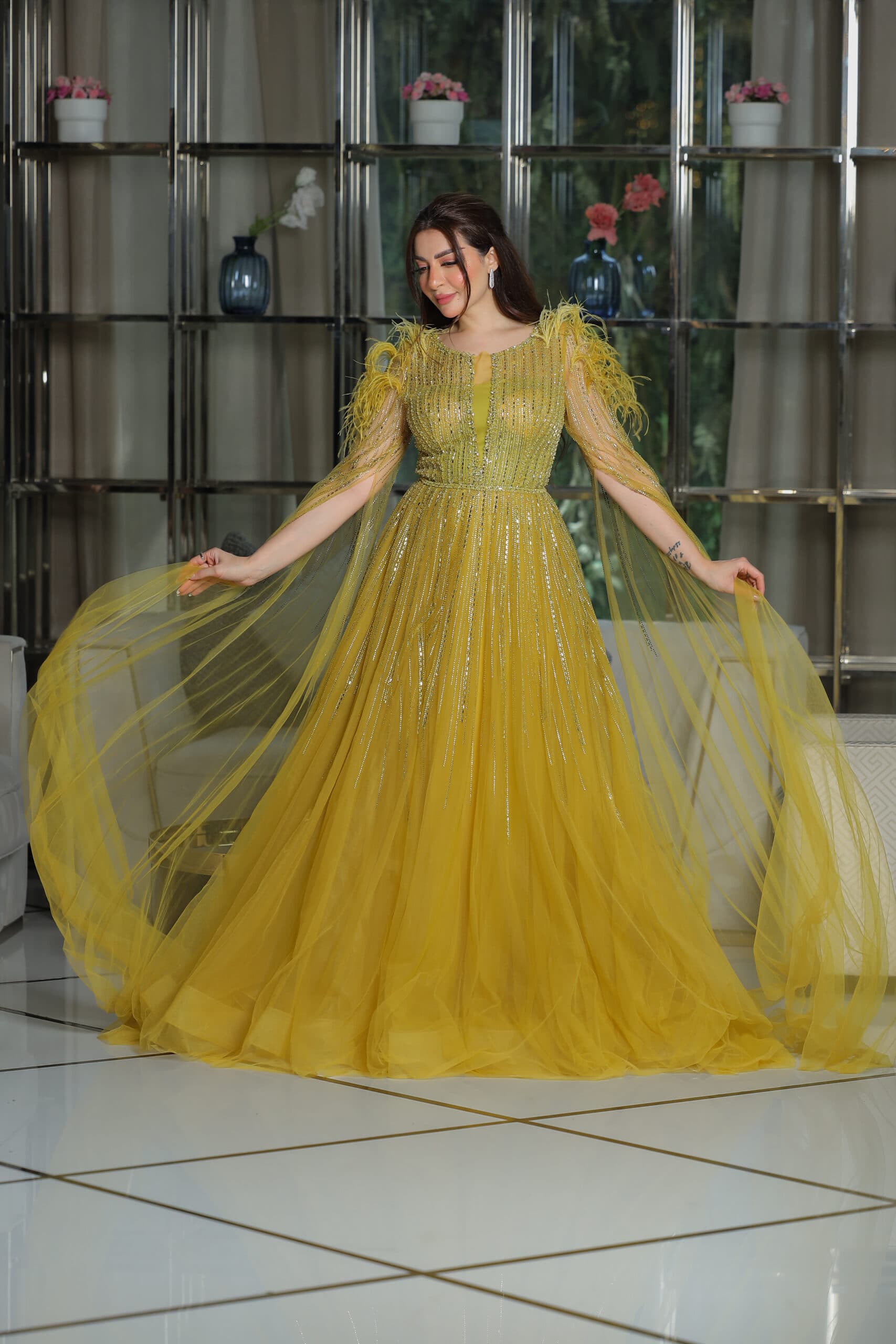 فستان سهرة مزين بالخرز اللامع باكتاف ريش