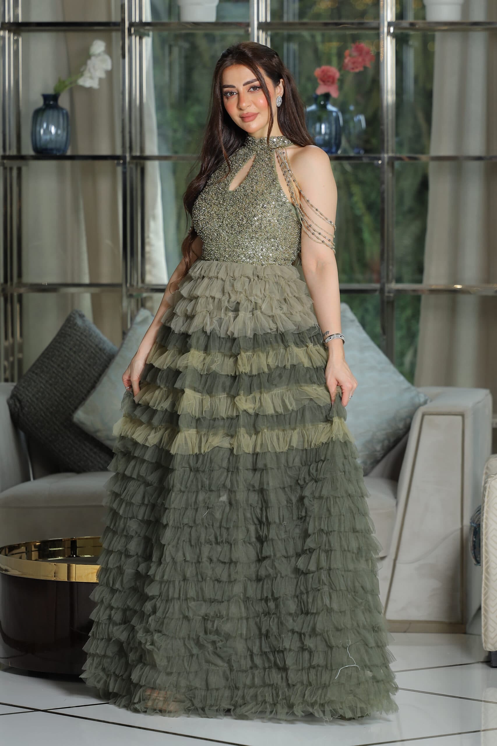 فستان سهرة بطبقات كشكش بسلسال خرز على الكتف