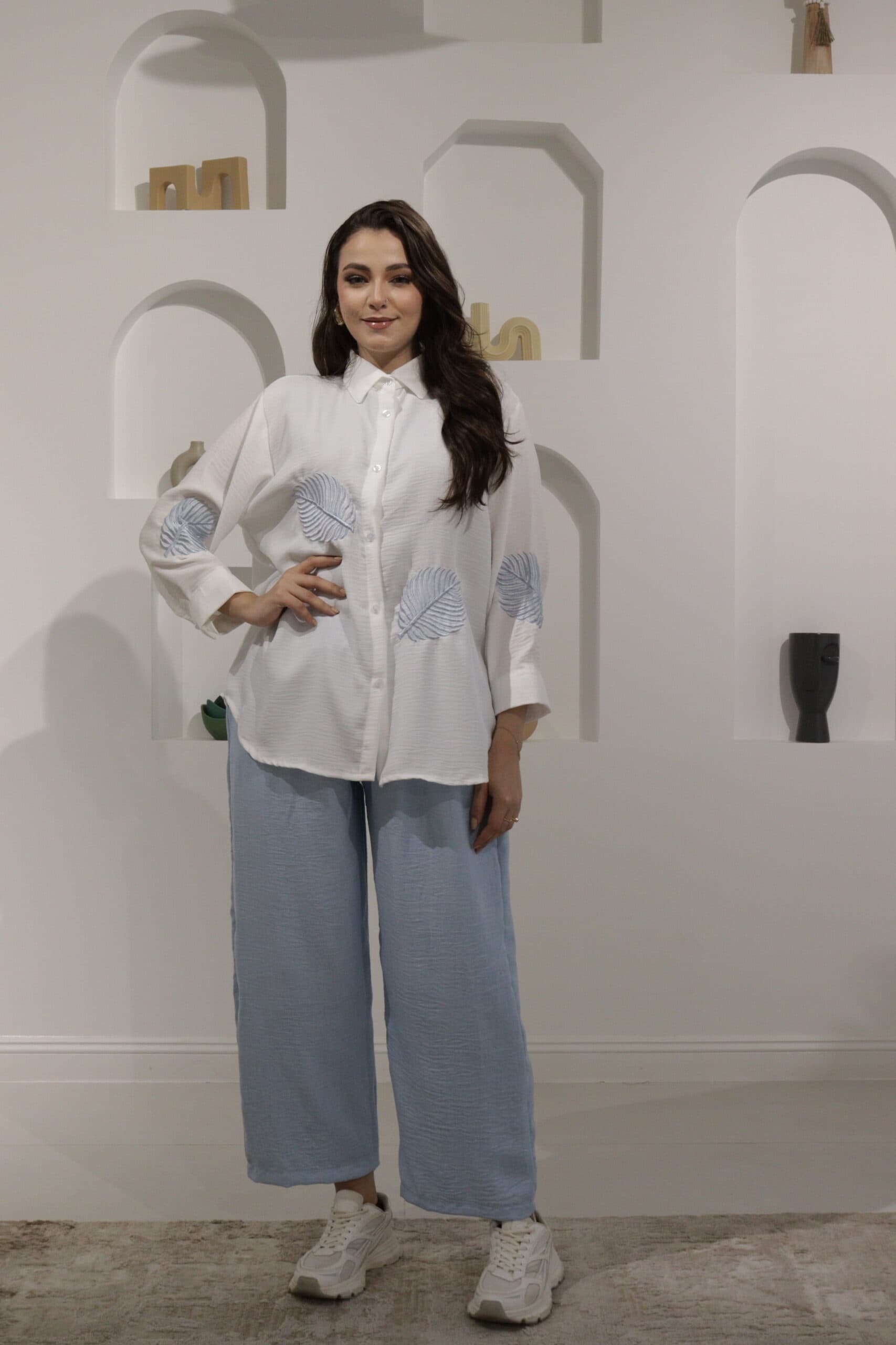 طقم بنطلون وبلوزة بطبعة ورق شجر