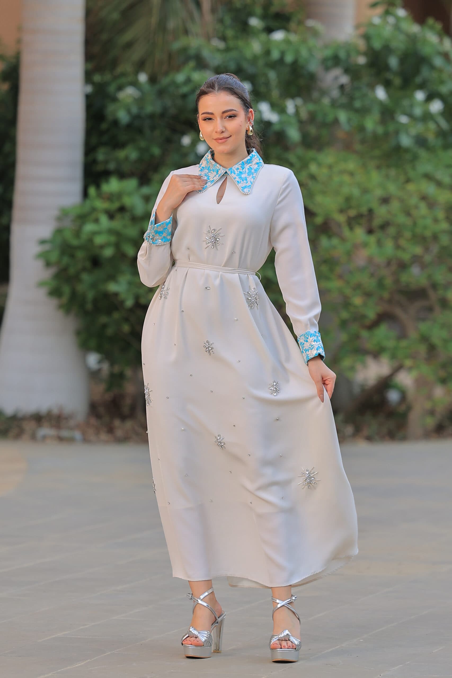 جلابيه بياقة مزخرفه وفتحه صدر بسيطه