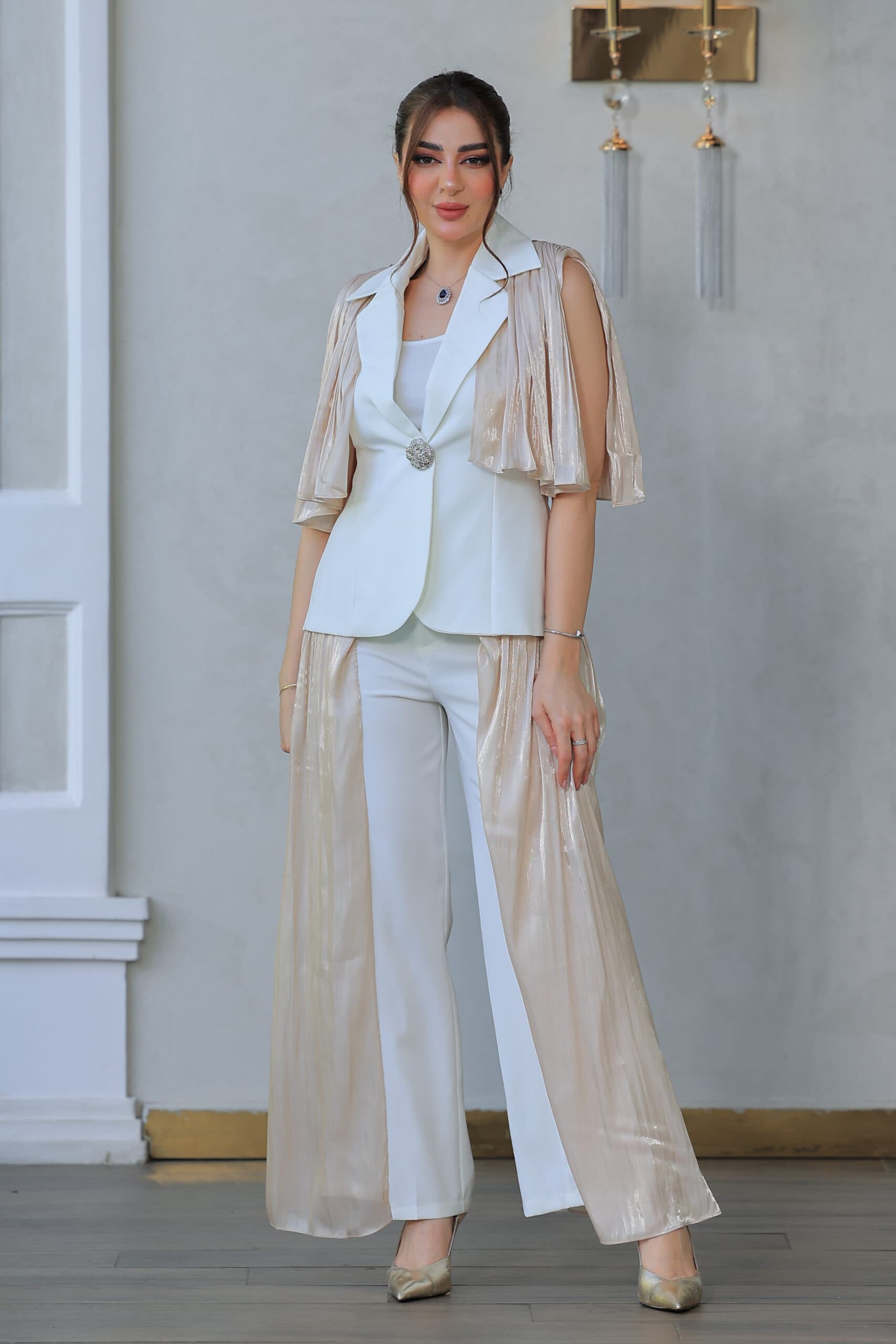 طقم فاخر بتصميم عصري يجمع بين الرقي والفخامة