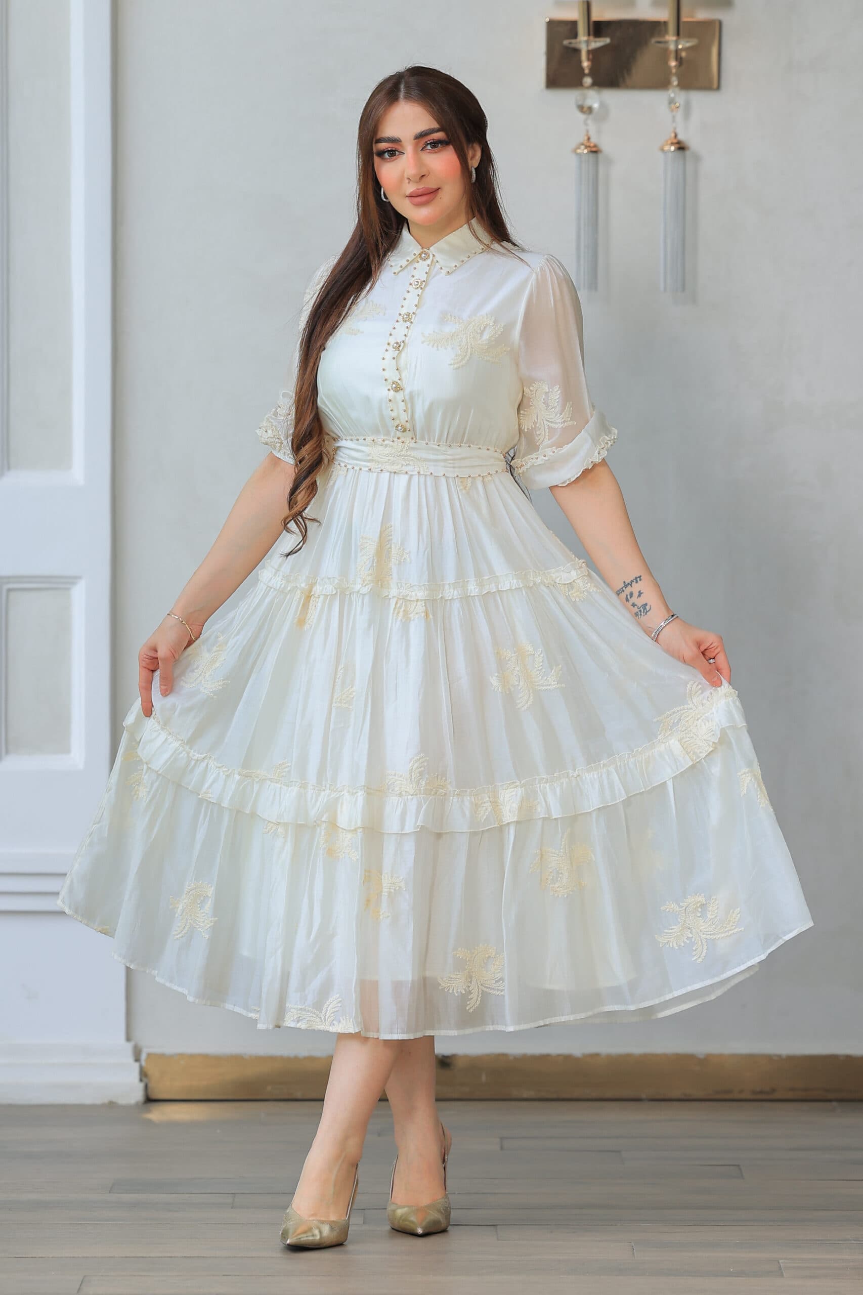 فستان كلاسيكي كشكش بتطريز ذهبي انيق