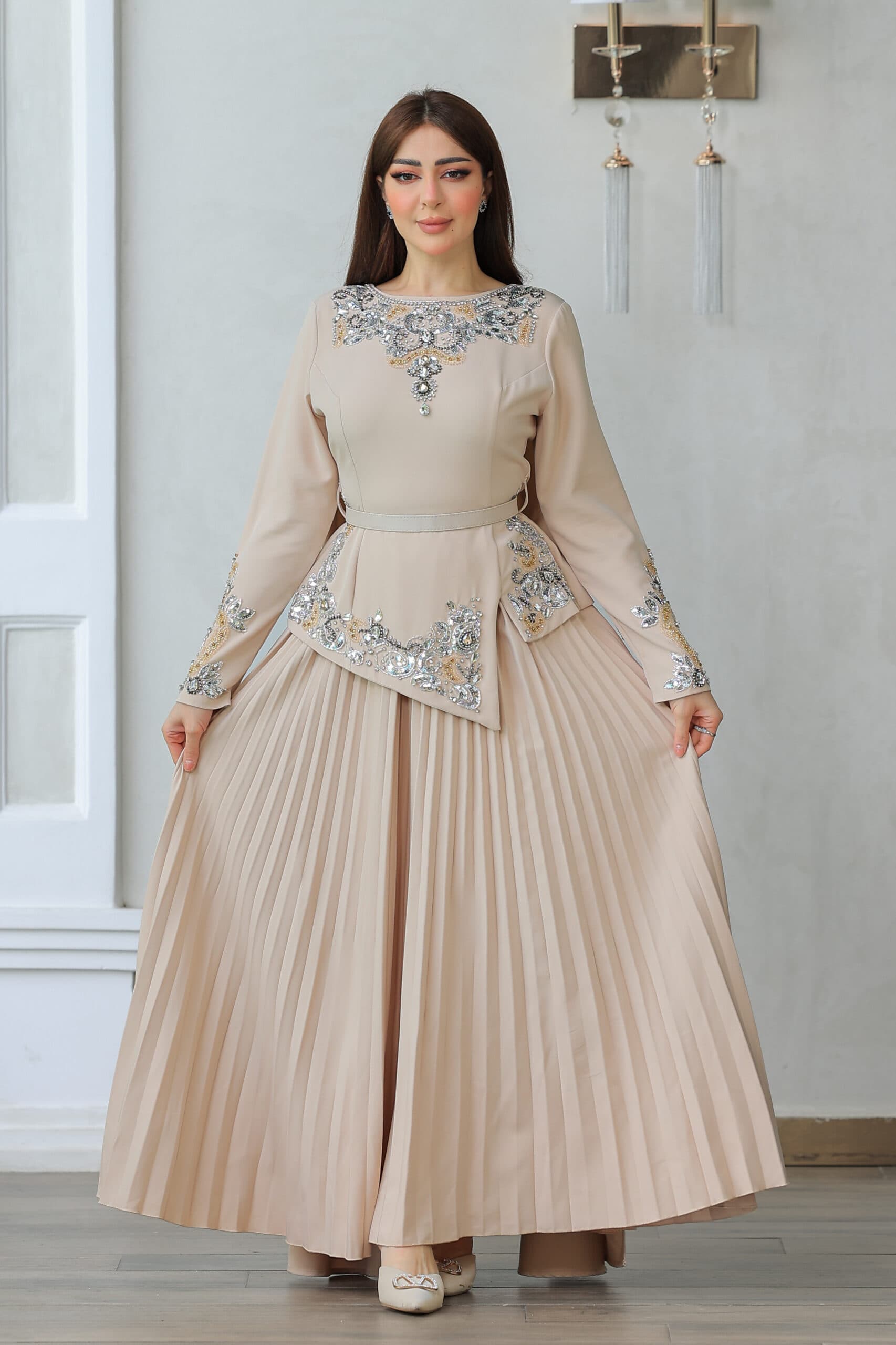 طقم تنورة وبلوزة بتصميم يجمع بين الرقي والأنوثة