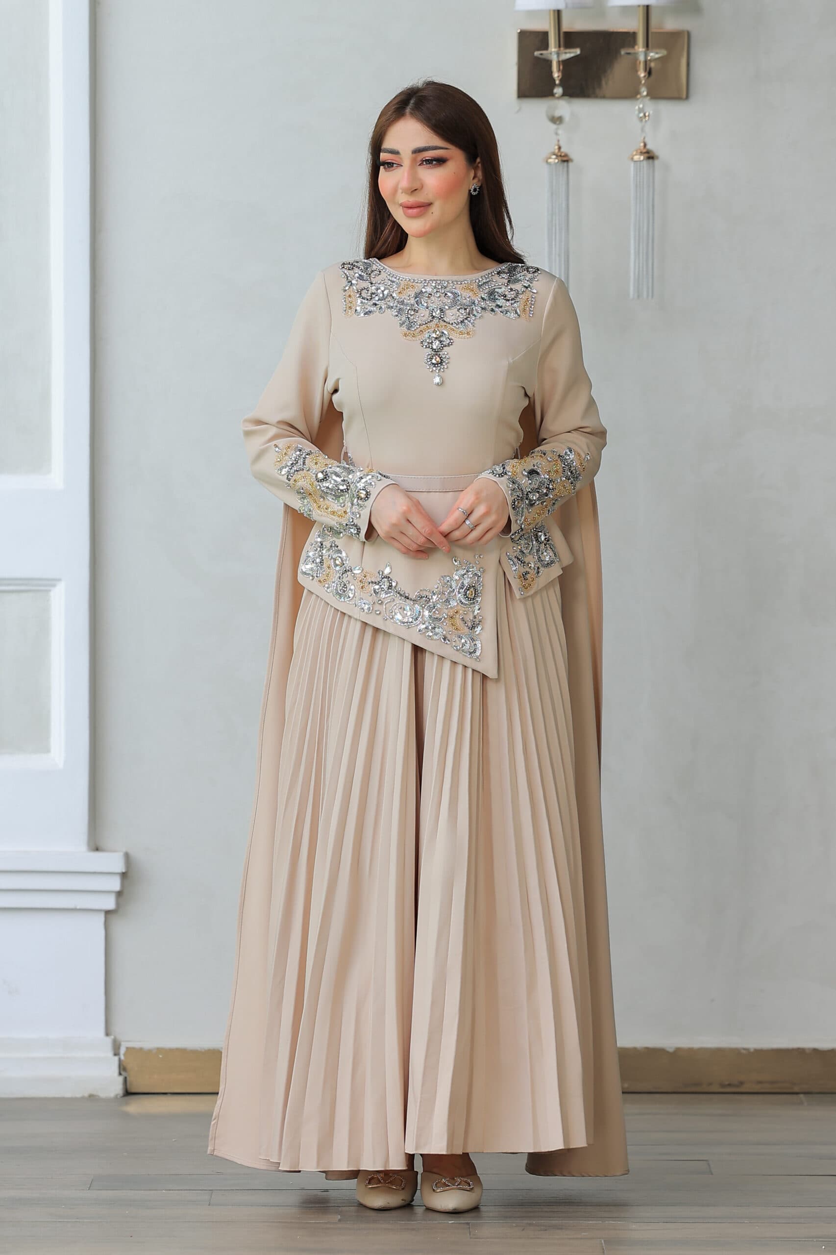 طقم تنورة وبلوزة بتصميم يجمع بين الرقي والأنوثة