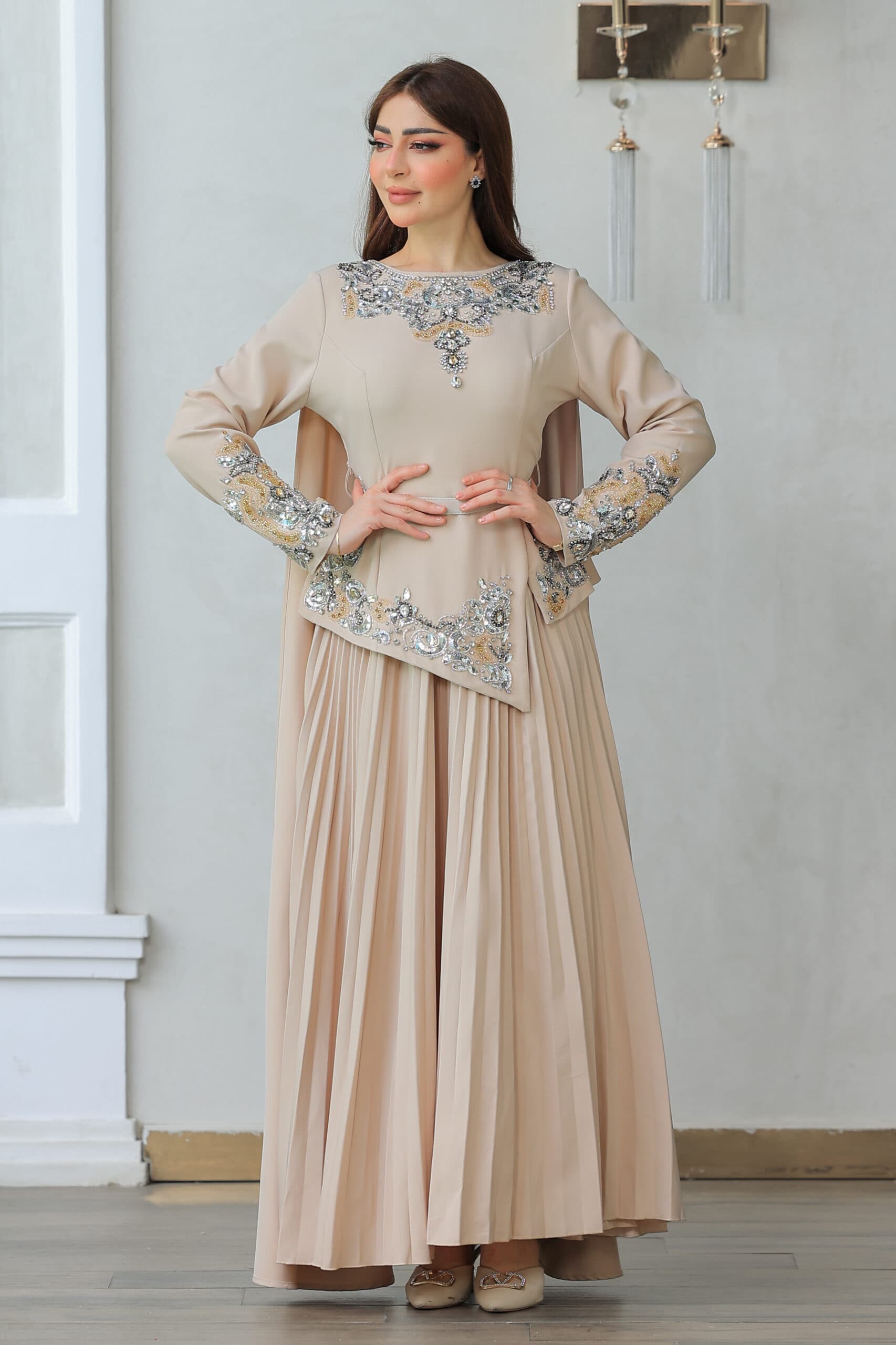 طقم تنورة وبلوزة بتصميم يجمع بين الرقي والأنوثة