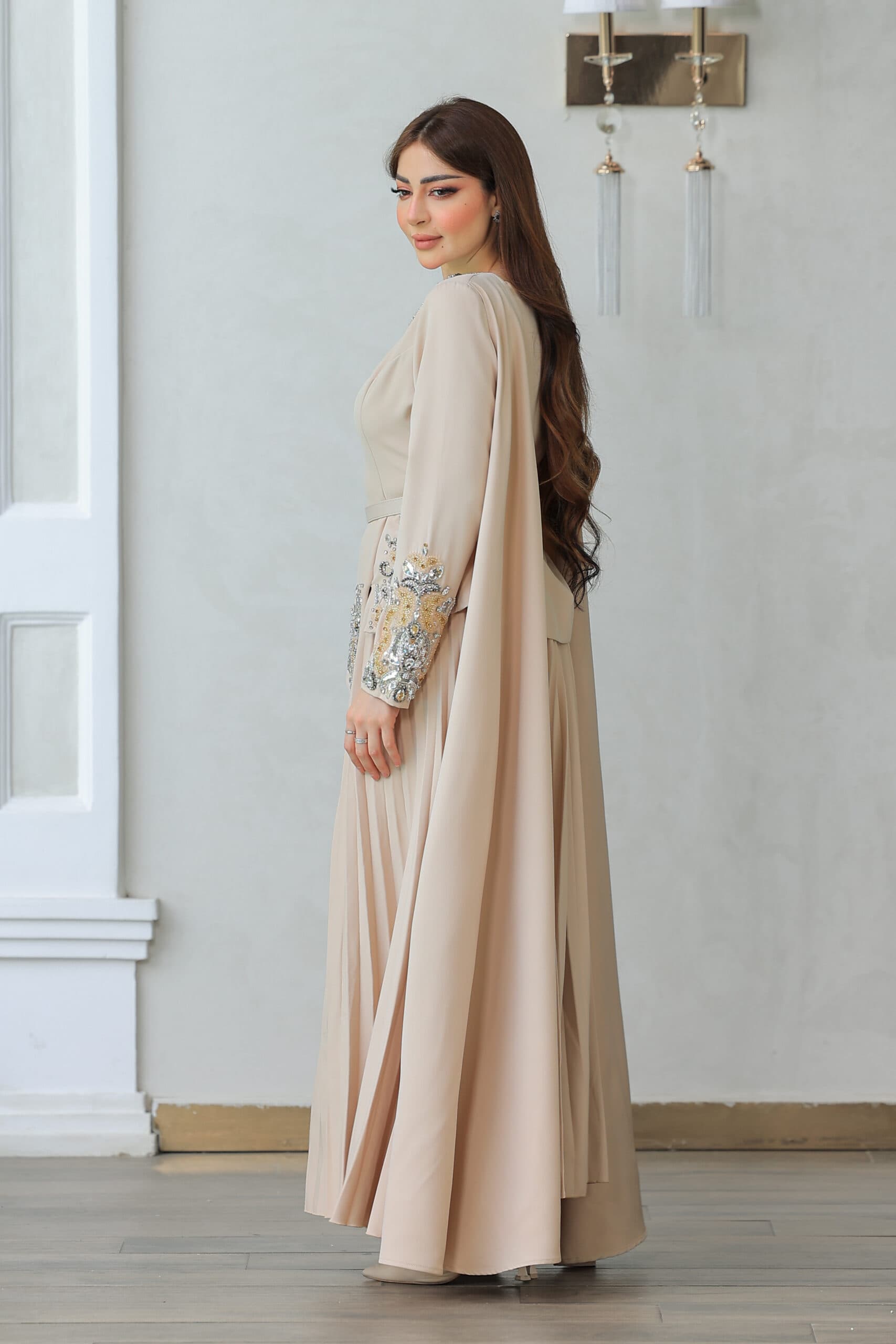 طقم تنورة وبلوزة بتصميم يجمع بين الرقي والأنوثة