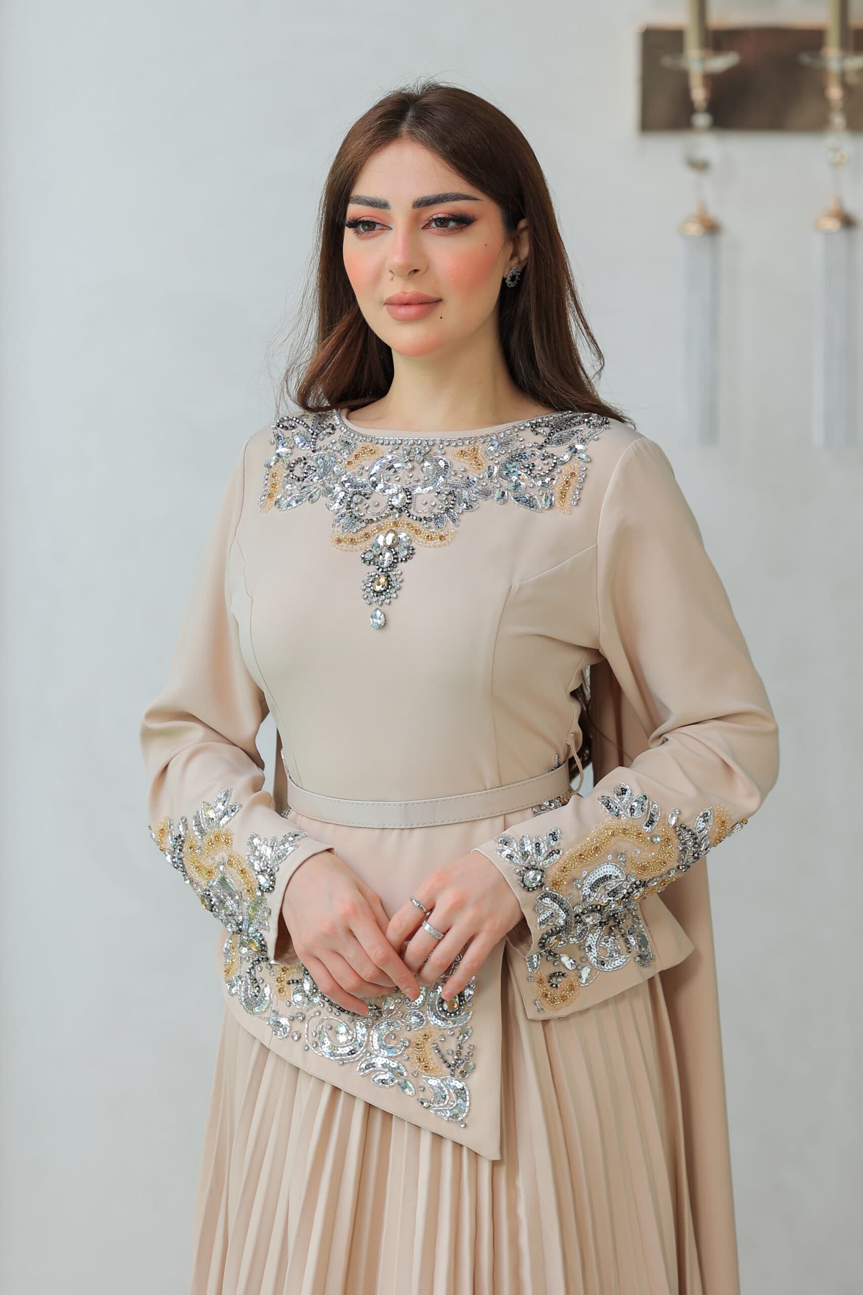 طقم تنورة وبلوزة بتصميم يجمع بين الرقي والأنوثة