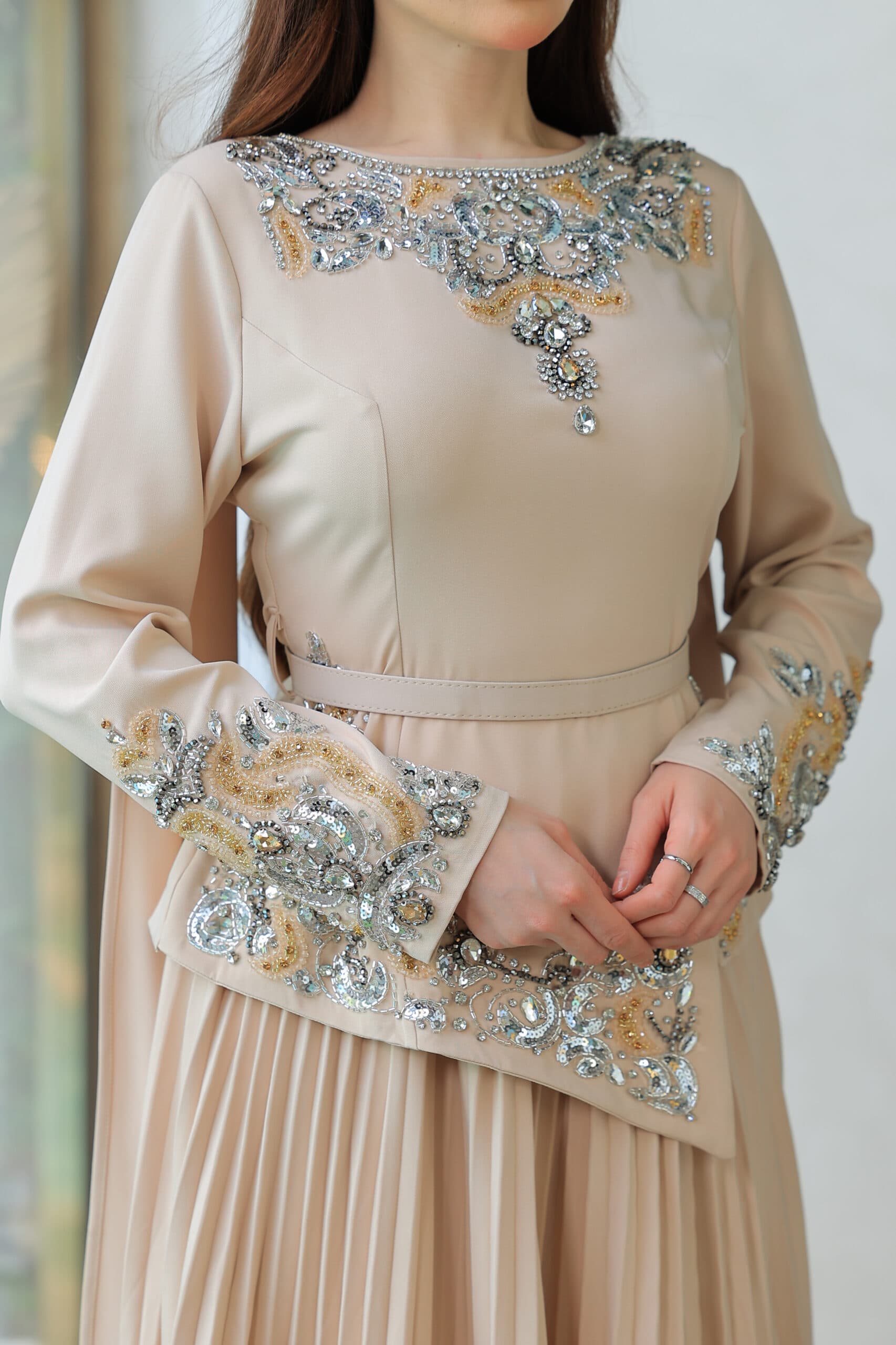 طقم تنورة وبلوزة بتصميم يجمع بين الرقي والأنوثة