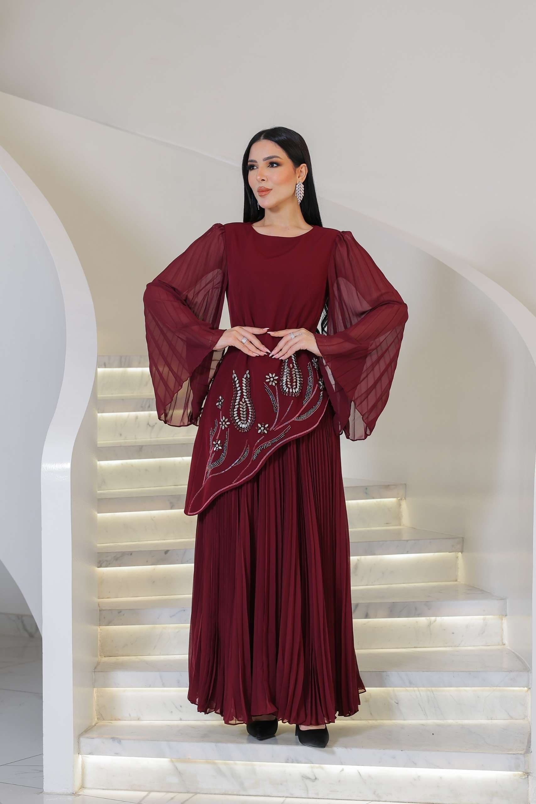 فستان سهره بقصة جانبيه مزينة بالكرستالات