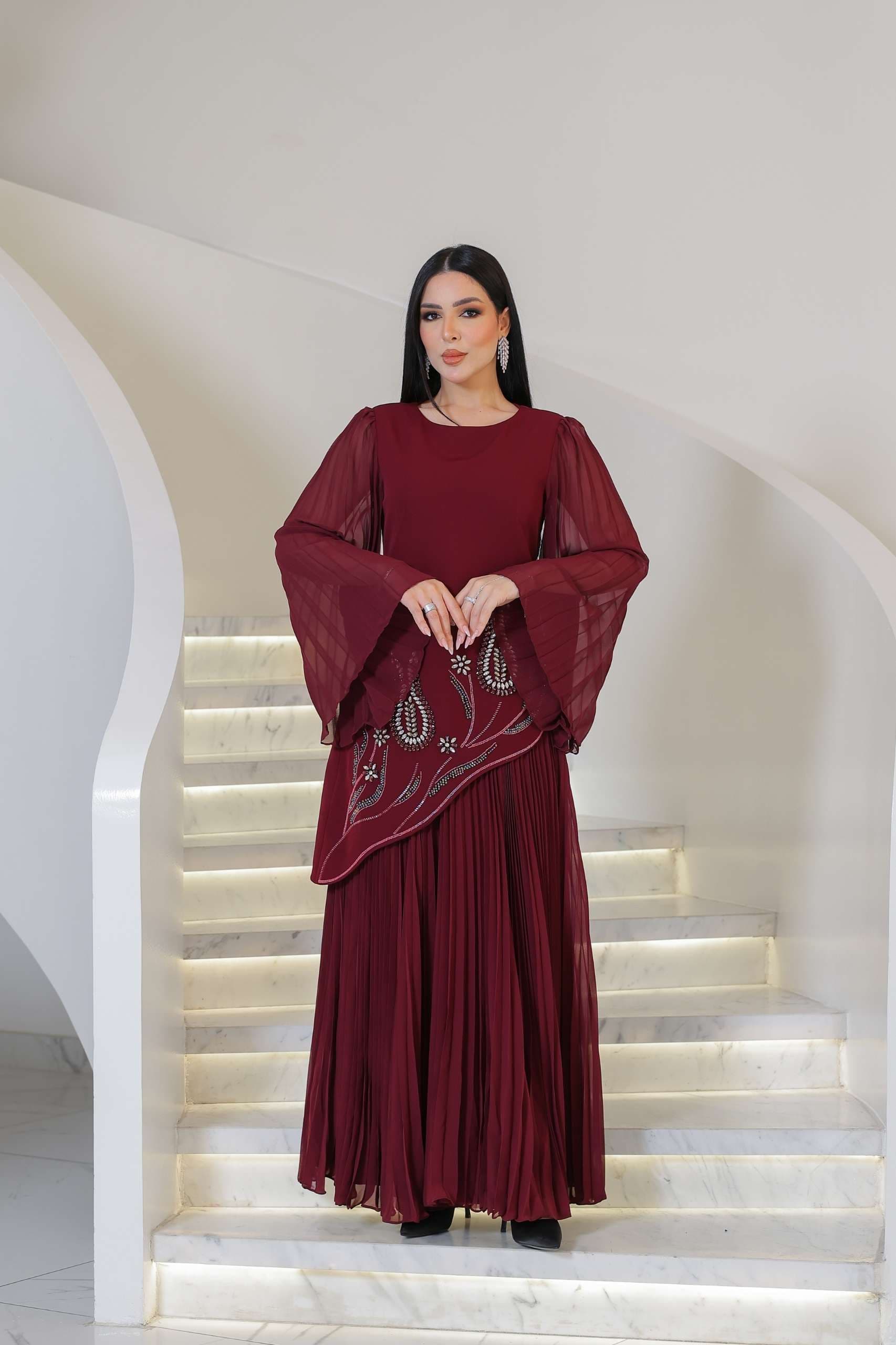 فستان سهره بقصة جانبيه مزينة بالكرستالات