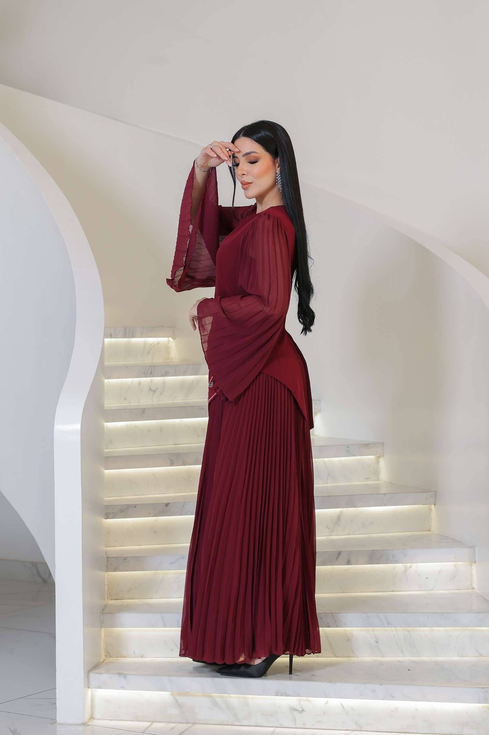 فستان سهره بقصة جانبيه مزينة بالكرستالات