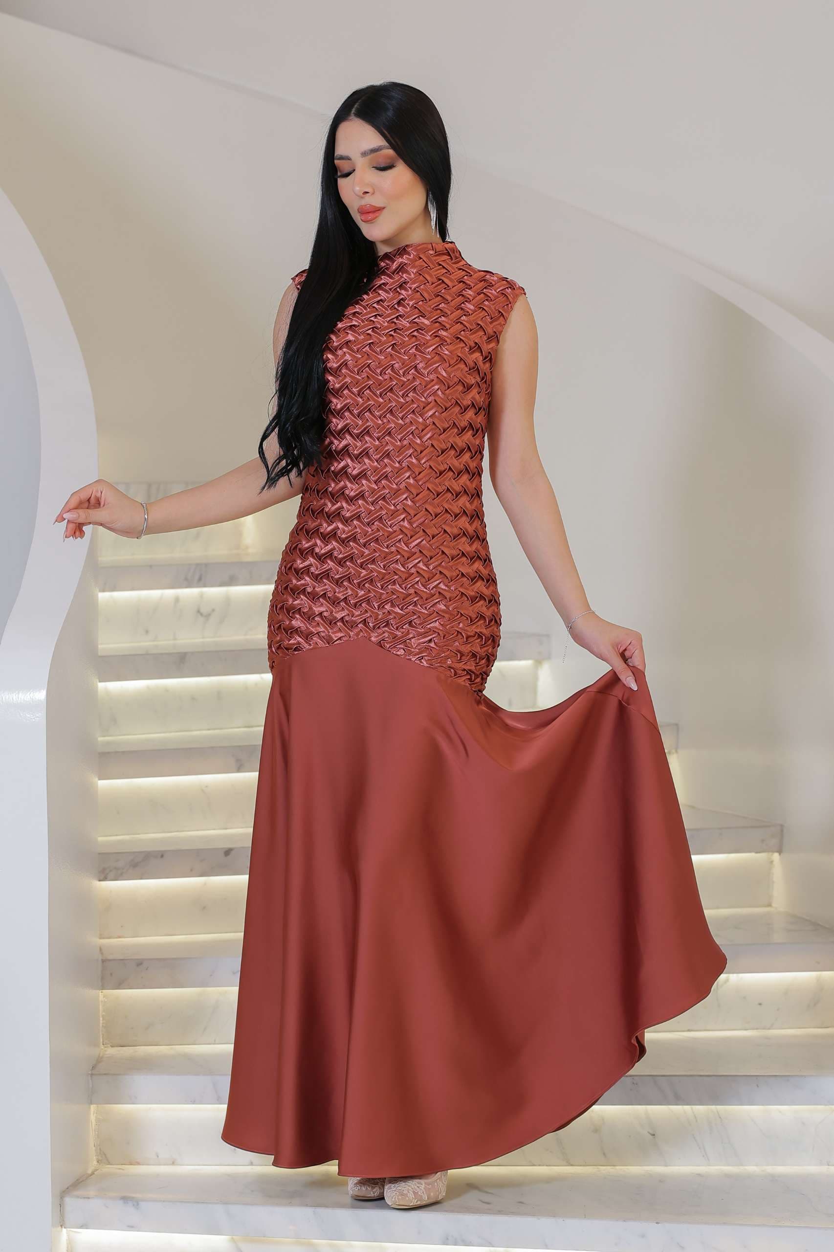 فستان أنثوي فاخر يجمع بين الرقي العصري والنعومة الكلاسيكية