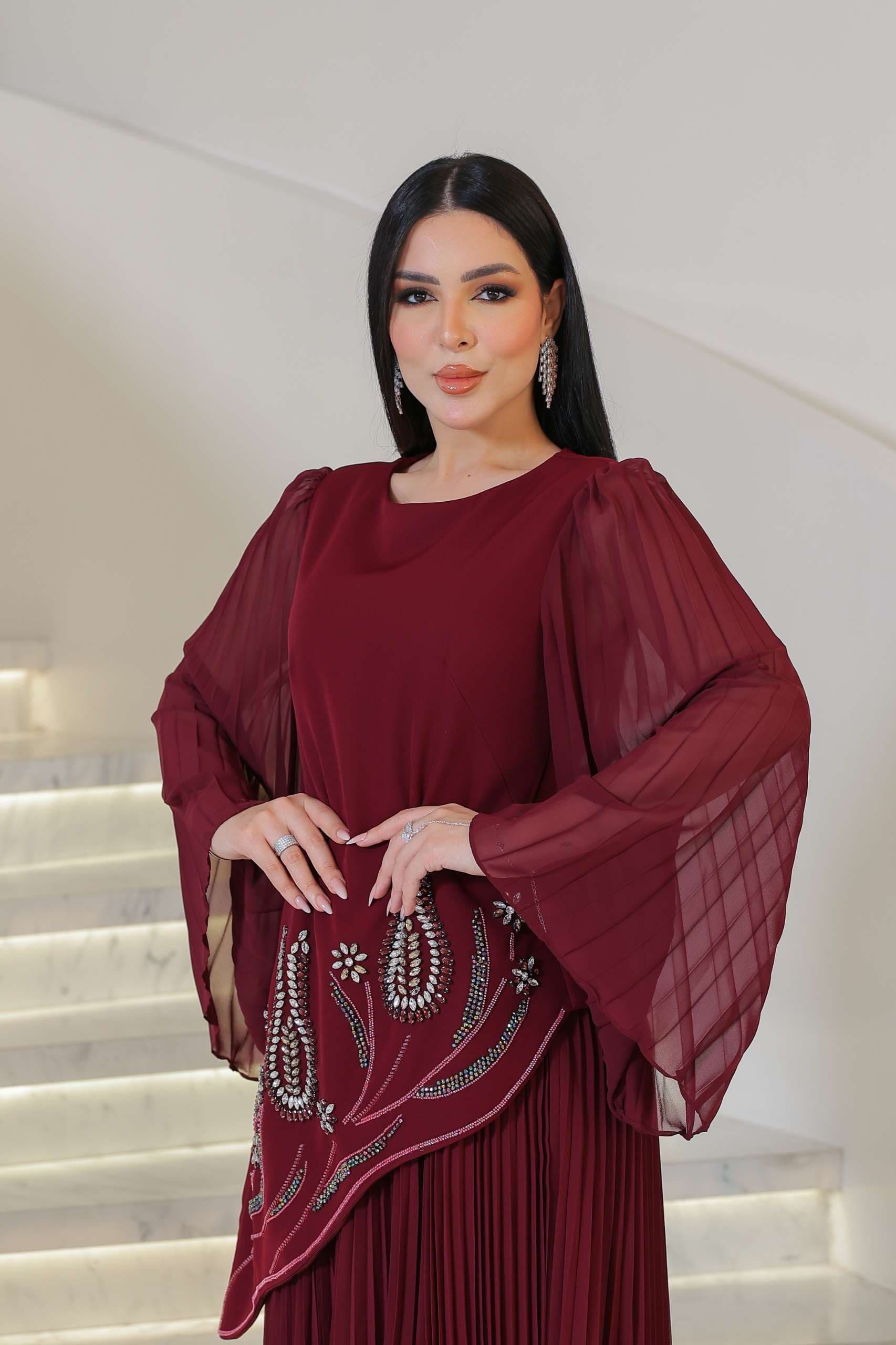 فستان سهره بقصة جانبيه مزينة بالكرستالات