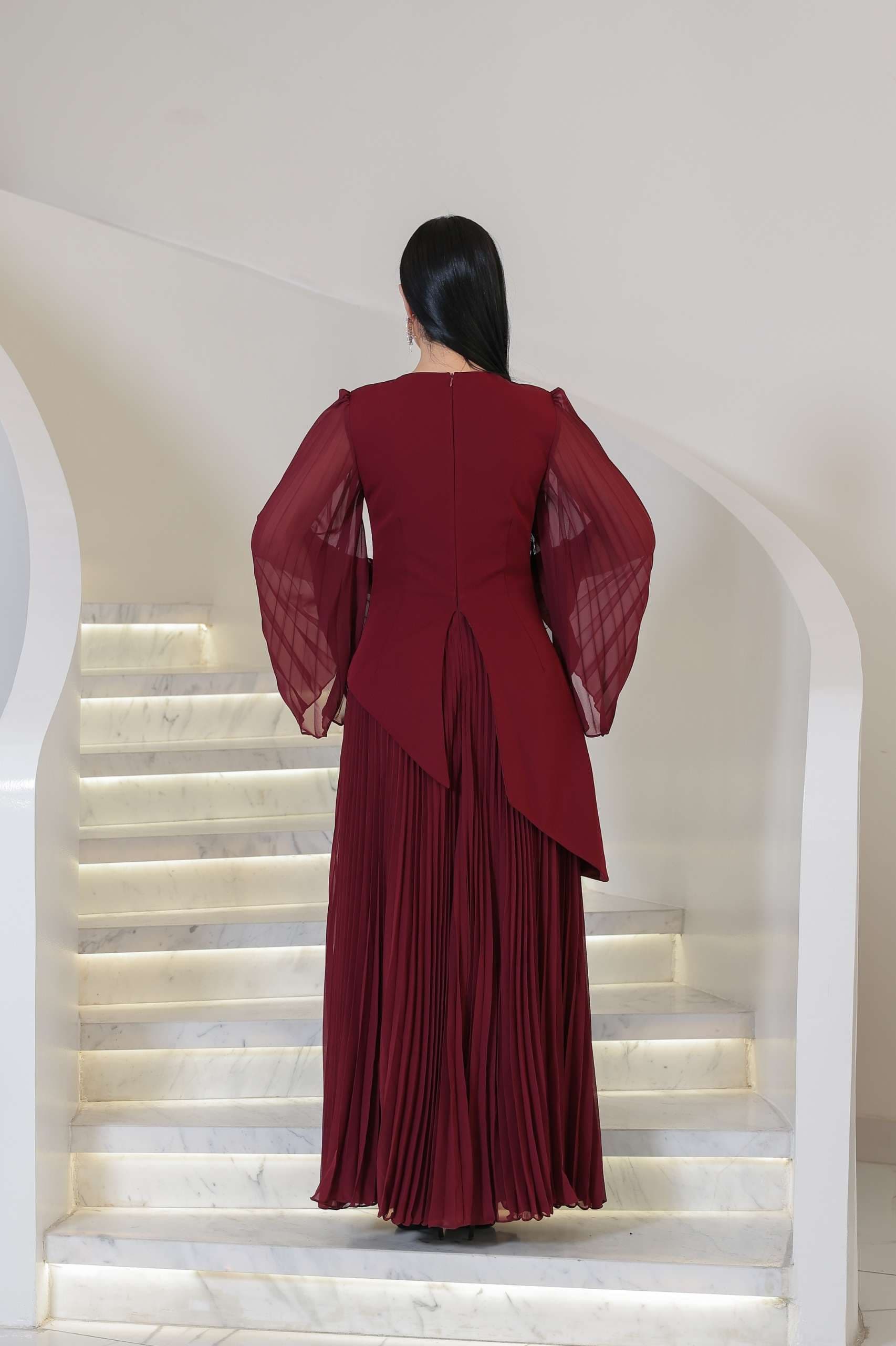 فستان سهره بقصة جانبيه مزينة بالكرستالات