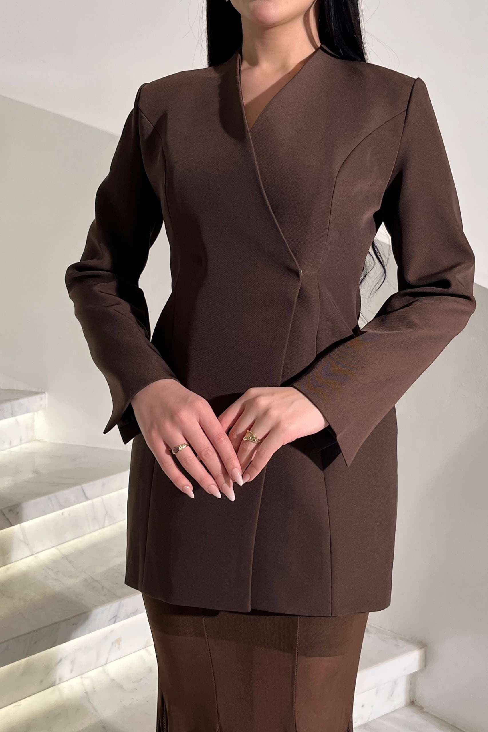 طقم تنورة رسمي يجمع بين الرقي والأنوثه