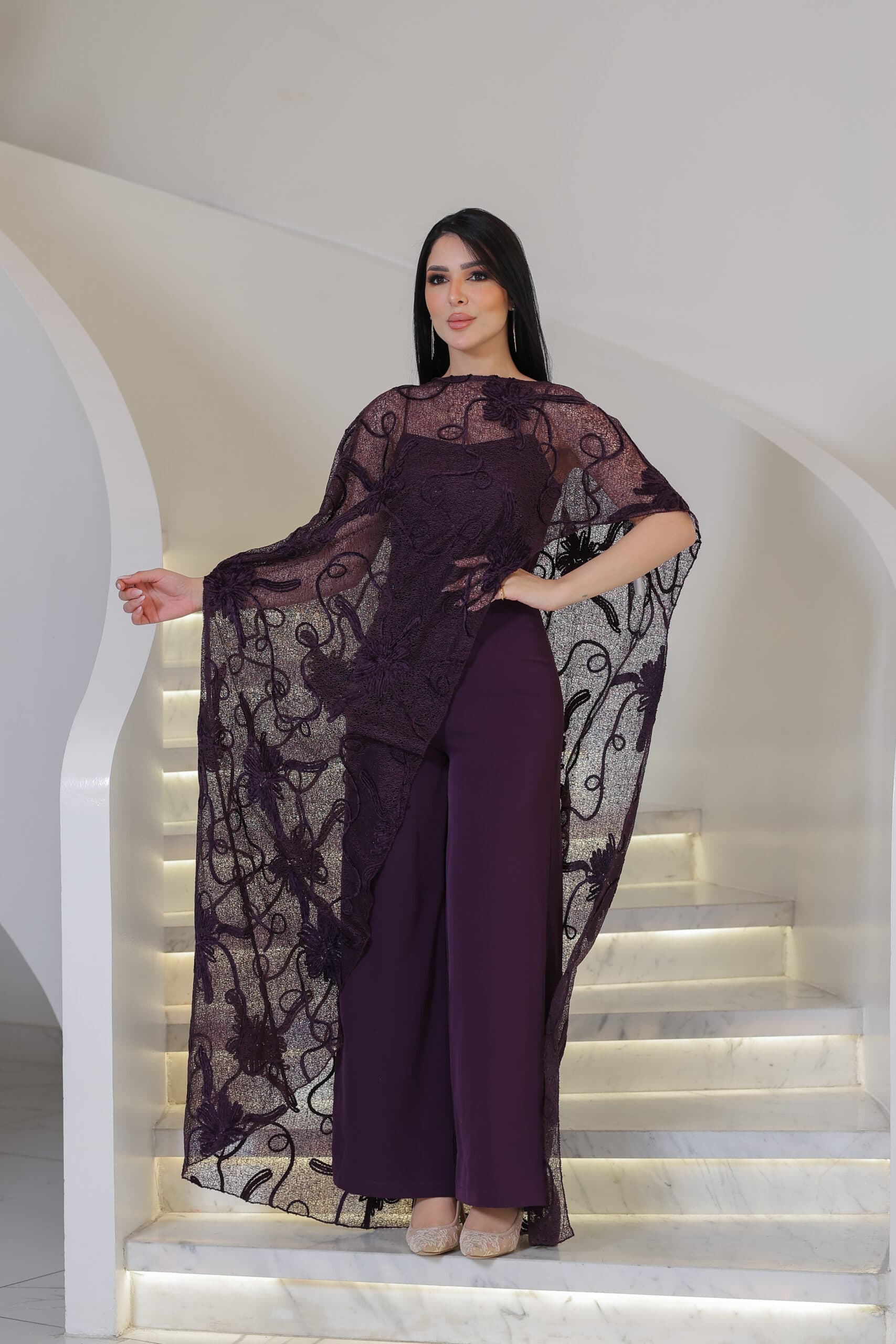 جمبسوت ماكسي راقٍ يتميّز بتصميم مبتكر يأتي بقَصّة مستقيمة وانسيابية