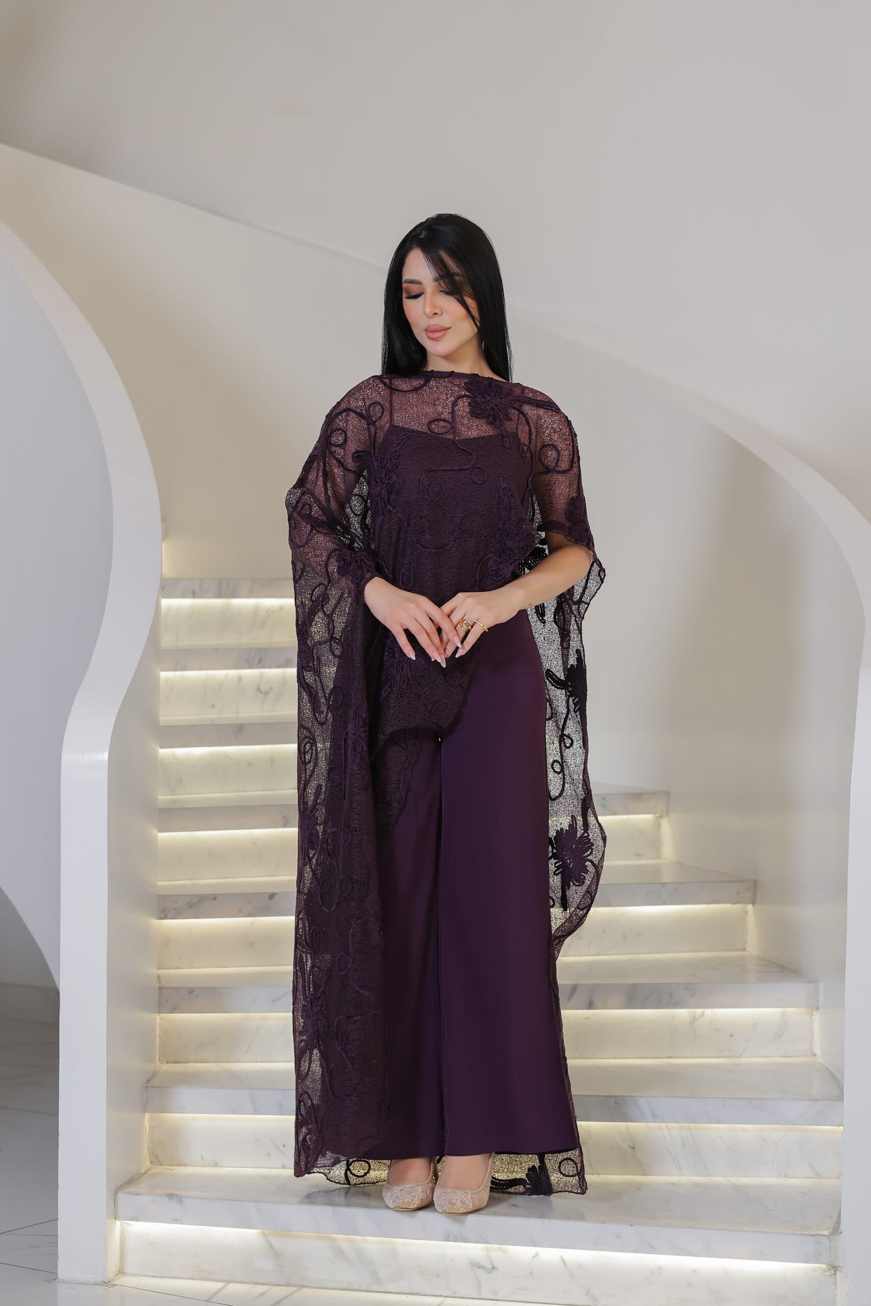 جمبسوت ماكسي راقٍ يتميّز بتصميم مبتكر يأتي بقَصّة مستقيمة وانسيابية