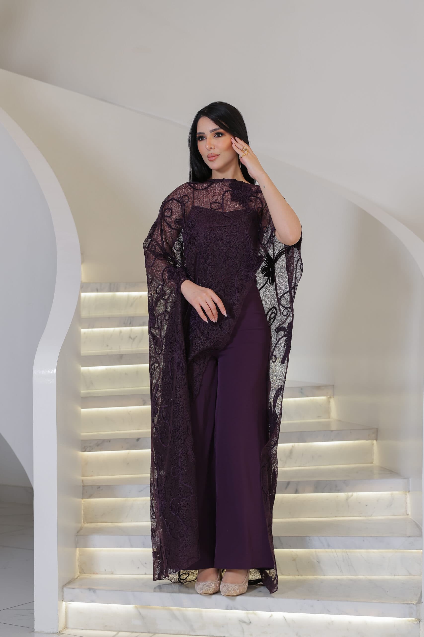 جمبسوت ماكسي راقٍ يتميّز بتصميم مبتكر يأتي بقَصّة مستقيمة وانسيابية