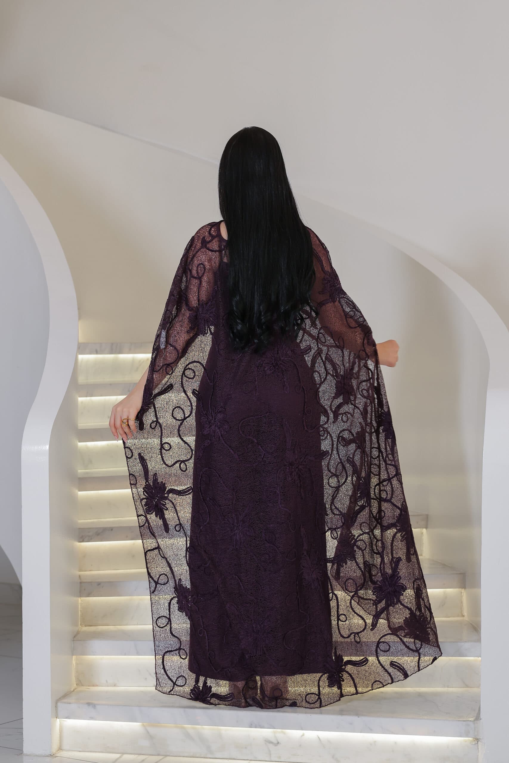 جمبسوت ماكسي راقٍ يتميّز بتصميم مبتكر يأتي بقَصّة مستقيمة وانسيابية