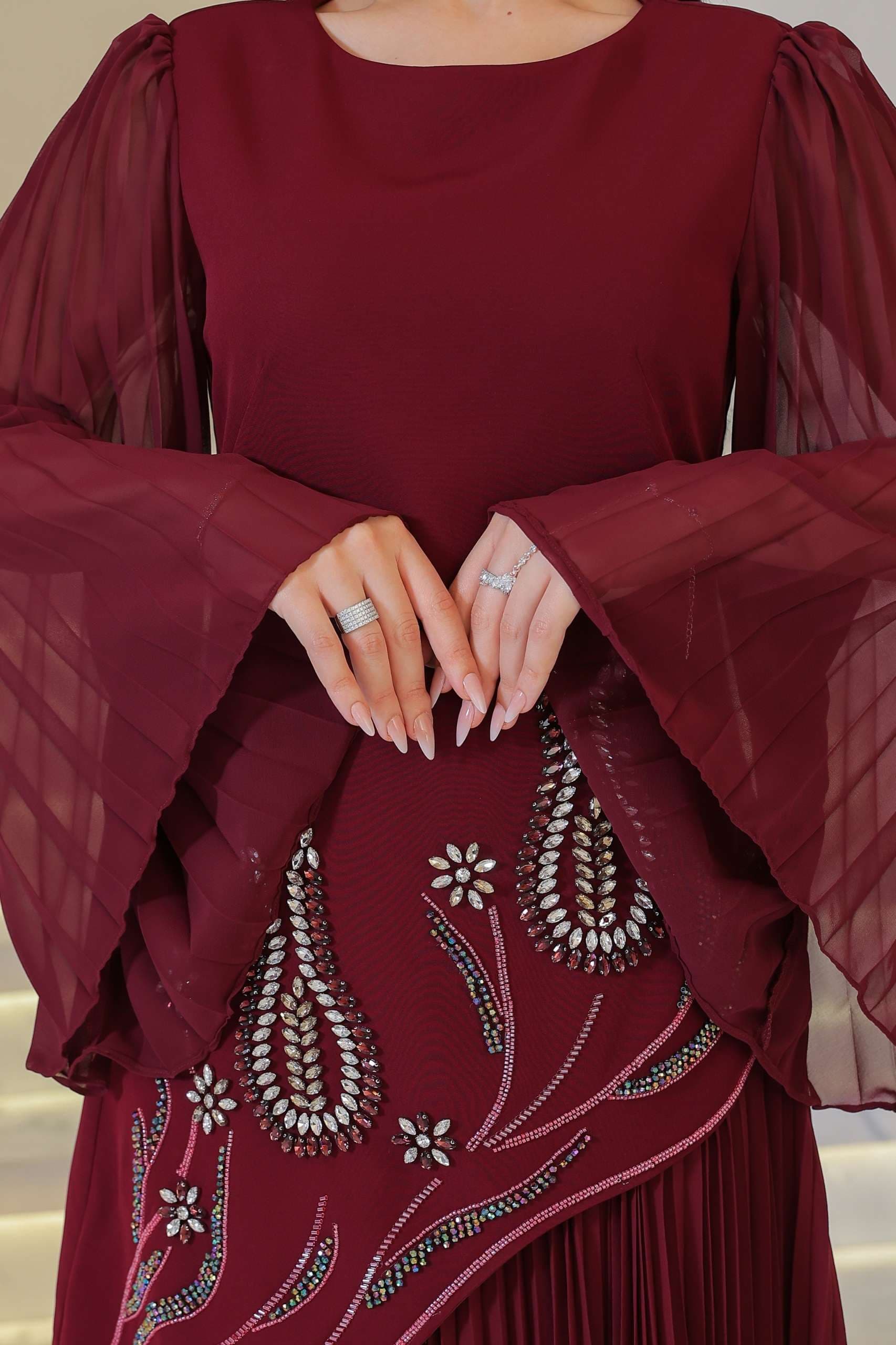 فستان سهره بقصة جانبيه مزينة بالكرستالات