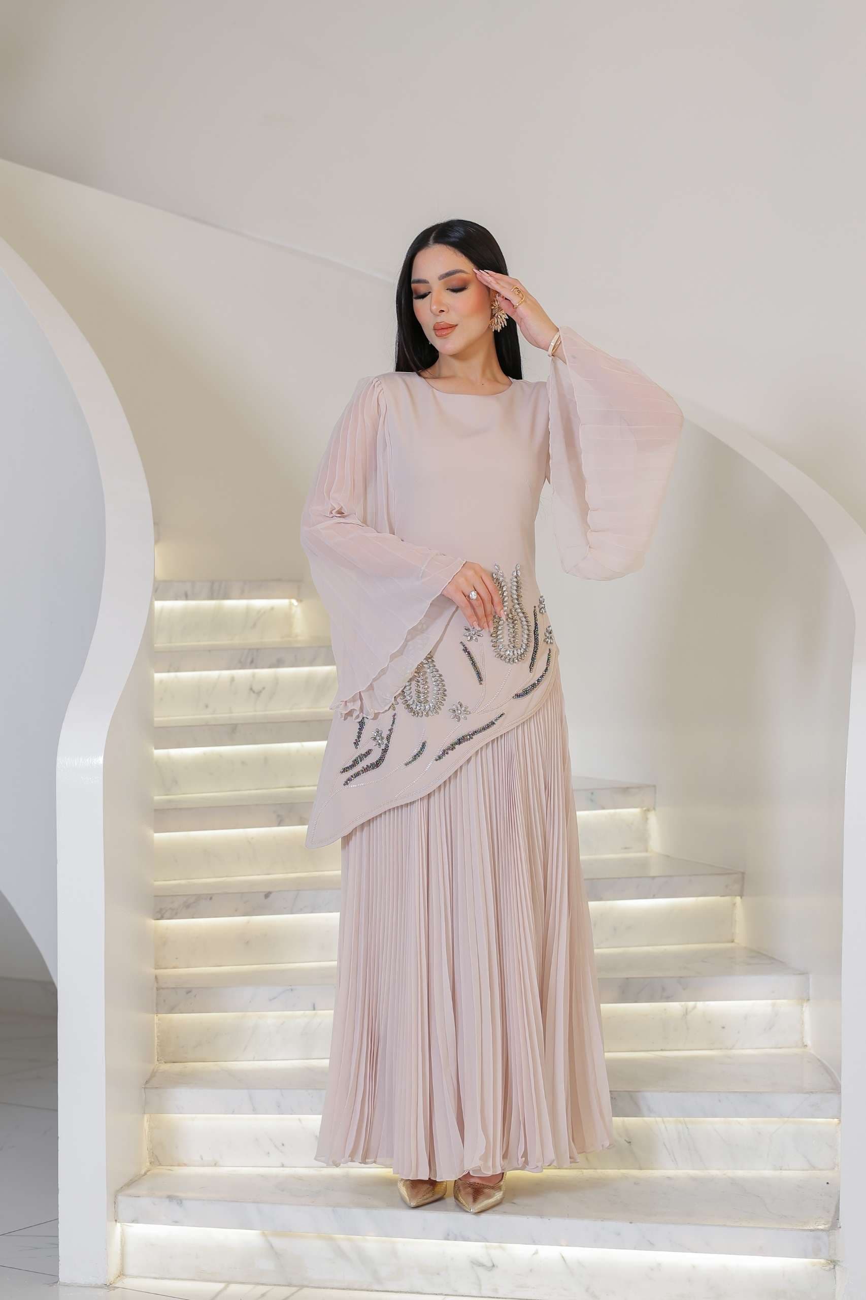 فستان سهره بقصة جانبيه مزينة بالكرستالات