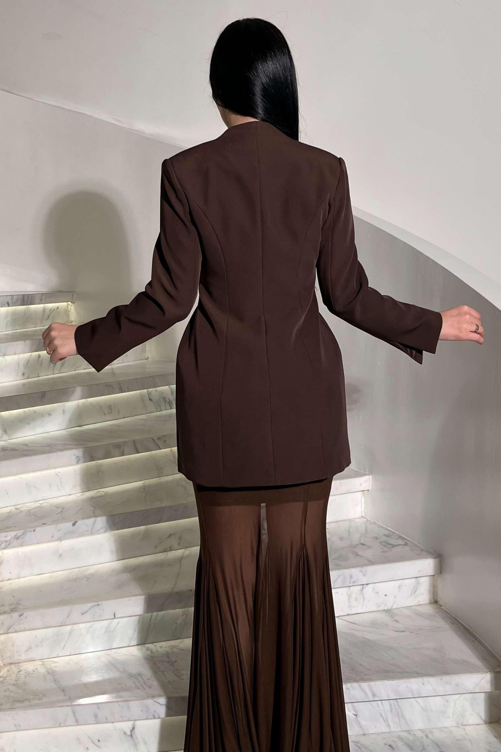 طقم تنورة رسمي يجمع بين الرقي والأنوثه