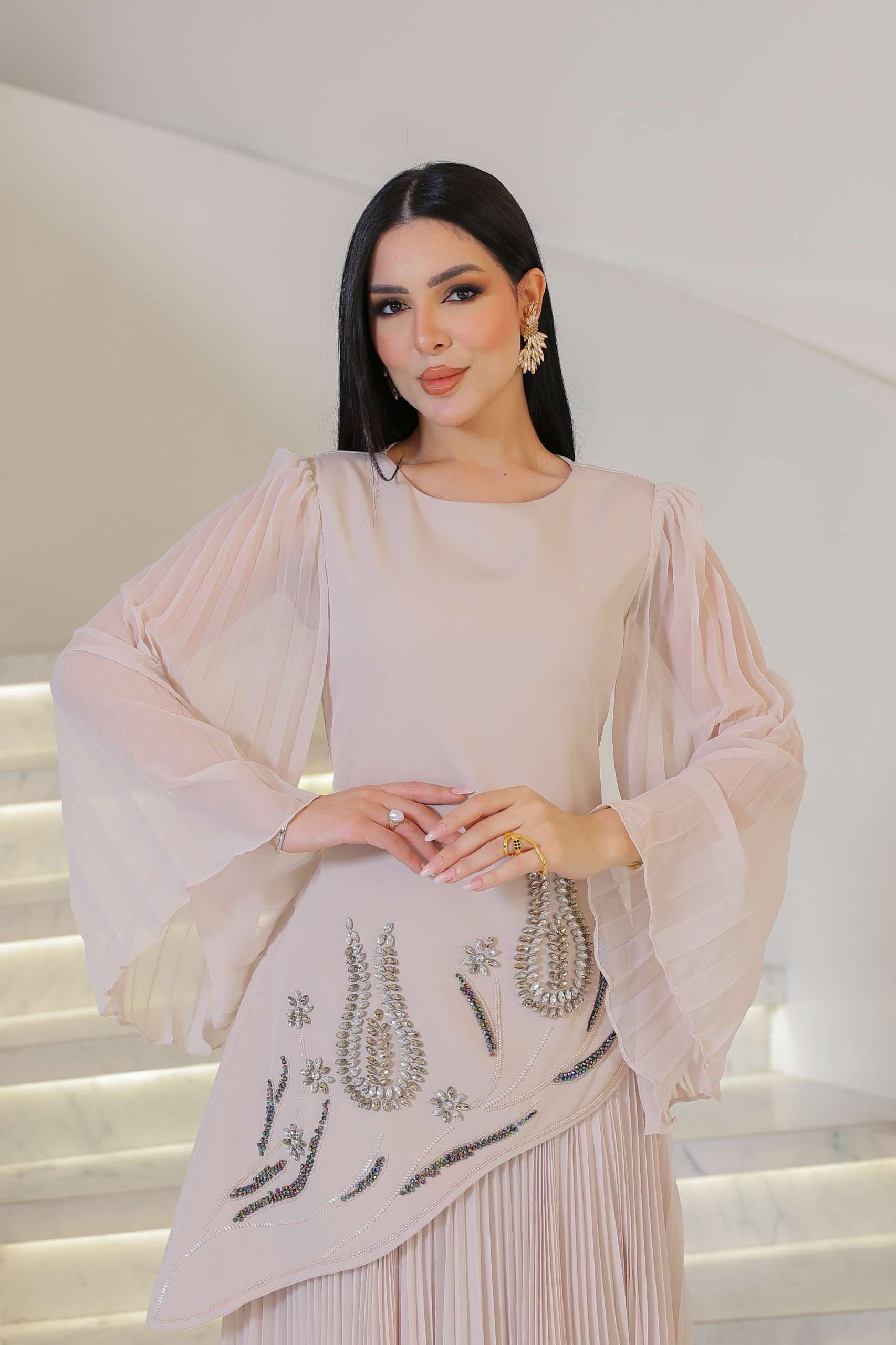 فستان سهره بقصة جانبيه مزينة بالكرستالات