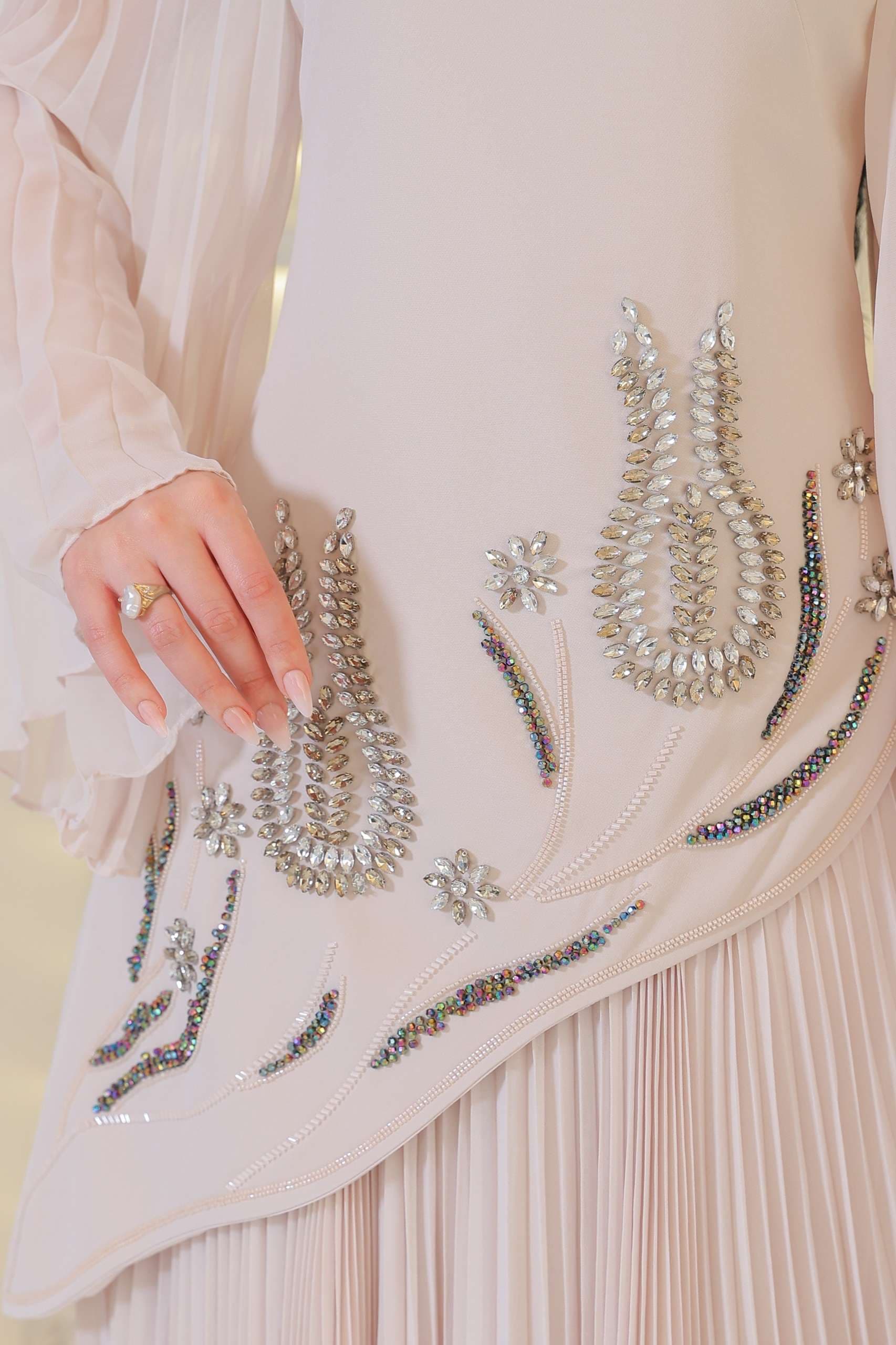 فستان سهره بقصة جانبيه مزينة بالكرستالات